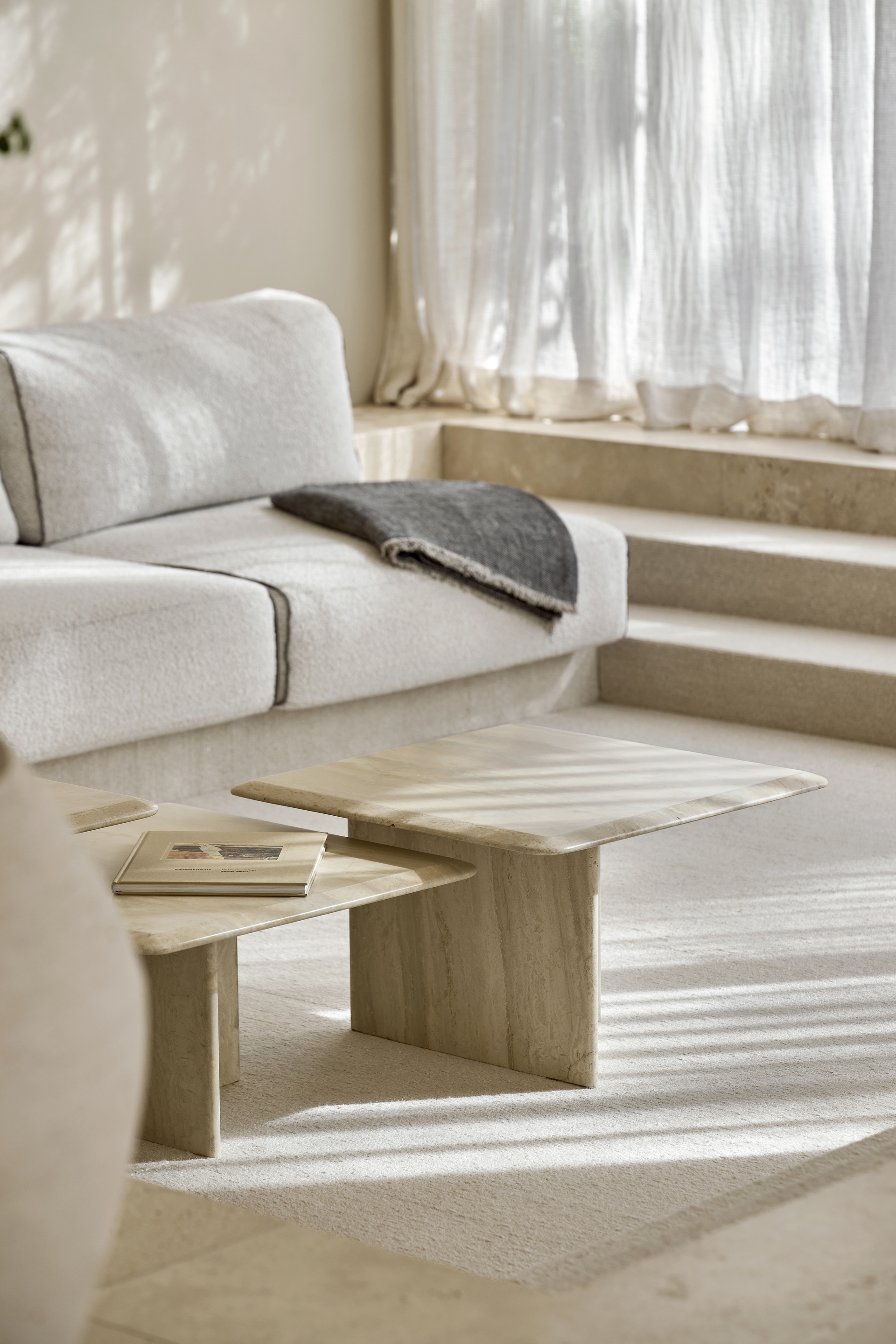 Intonaco di argilla a grana fine TerraVista Liscio color Panna applicato su pareti e soffitti di una villa ad Augusta in Baviera, su progetto di Holzrausch. Fotografia: Oliver Jaist