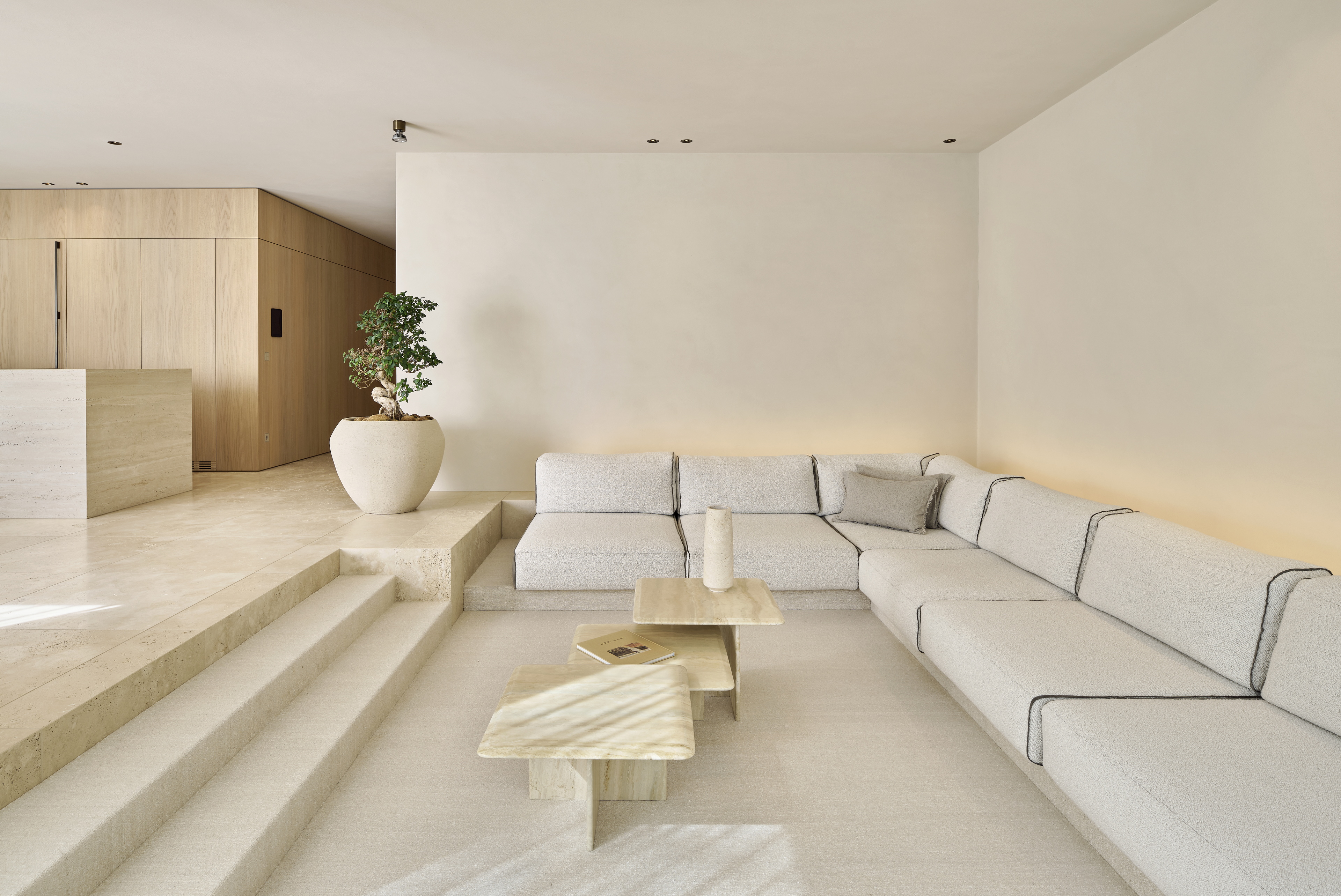 Intonaco di argilla a grana fine TerraVista Liscio color Panna applicato su pareti e soffitti di una villa ad Augusta in Baviera, su progetto di Holzrausch. Fotografia: Oliver Jaist