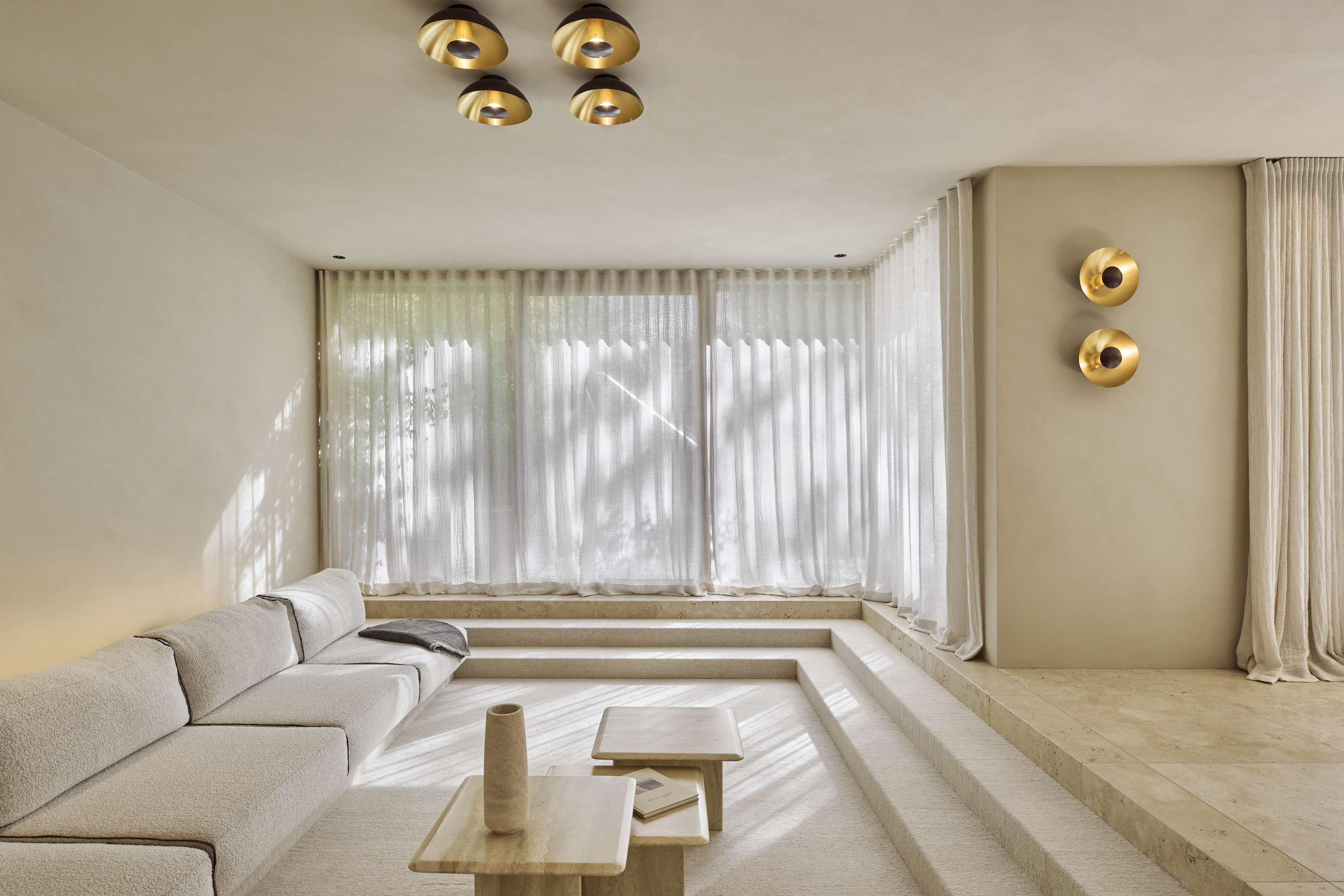 Intonaco di argilla a grana fine TerraVista Liscio color Panna applicato su pareti e soffitti di una villa ad Augusta in Baviera, su progetto di Holzrausch. Fotografia: Oliver Jaist