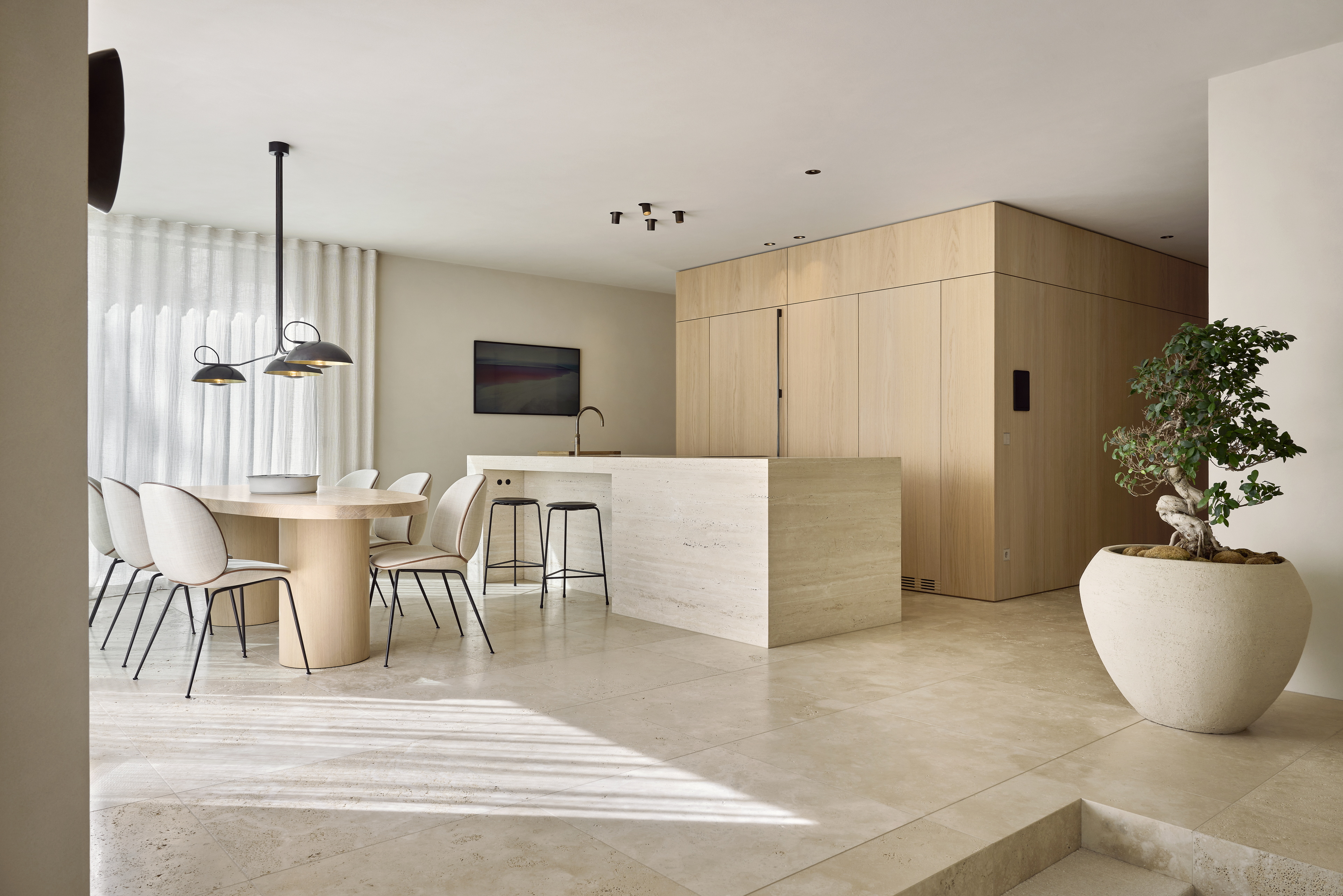 Intonaco di argilla a grana fine TerraVista Liscio color Panna applicato su pareti e soffitti di una villa ad Augusta in Baviera, su progetto di Holzrausch. Fotografia: Oliver Jaist