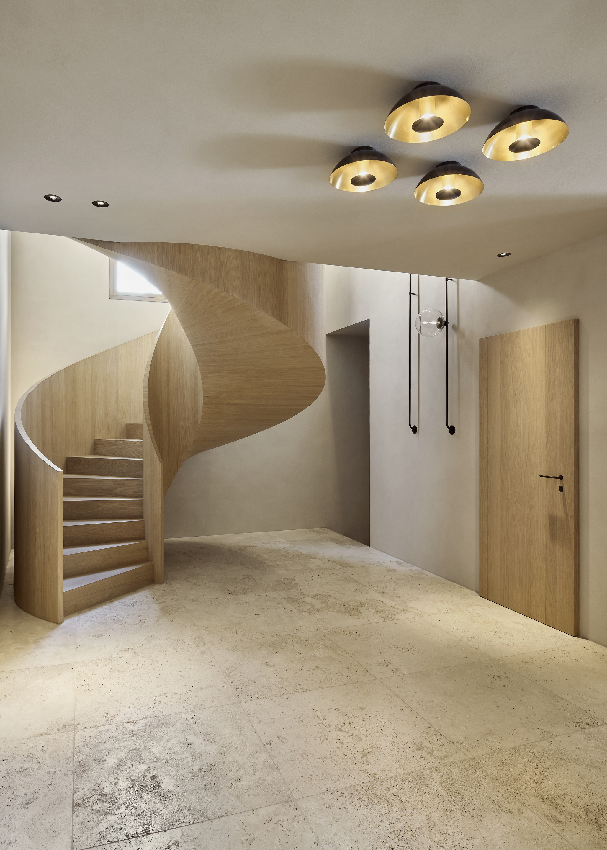 Intonaco di argilla a grana fine TerraVista Liscio color Panna applicato su pareti e soffitti di una villa ad Augusta in Baviera, su progetto di Holzrausch. Fotografia: Oliver Jaist