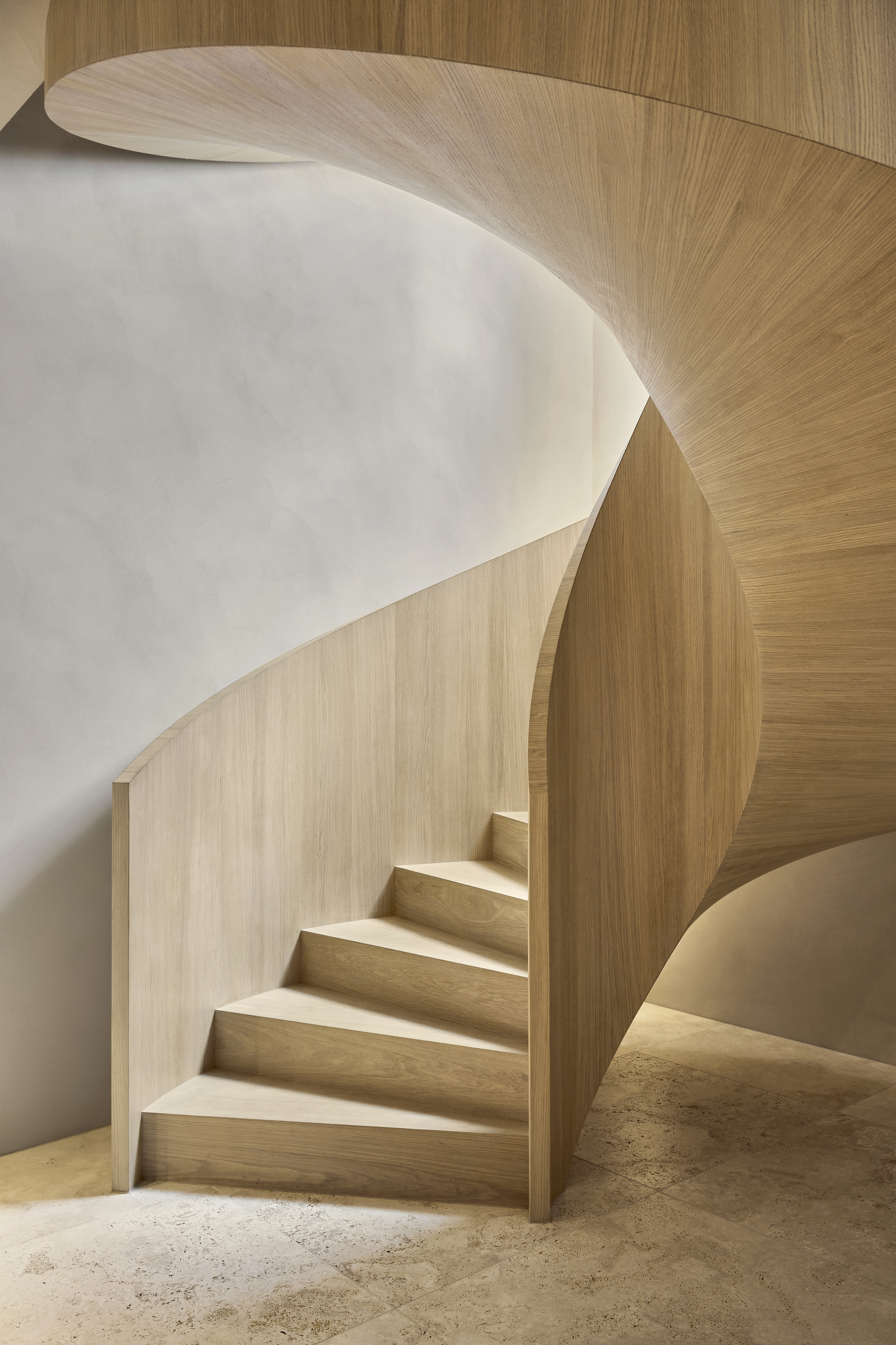 Intonaco di argilla a grana fine TerraVista Liscio color Panna applicato su pareti e soffitti di una villa ad Augusta in Baviera, su progetto di Holzrausch. Fotografia: Oliver Jaist