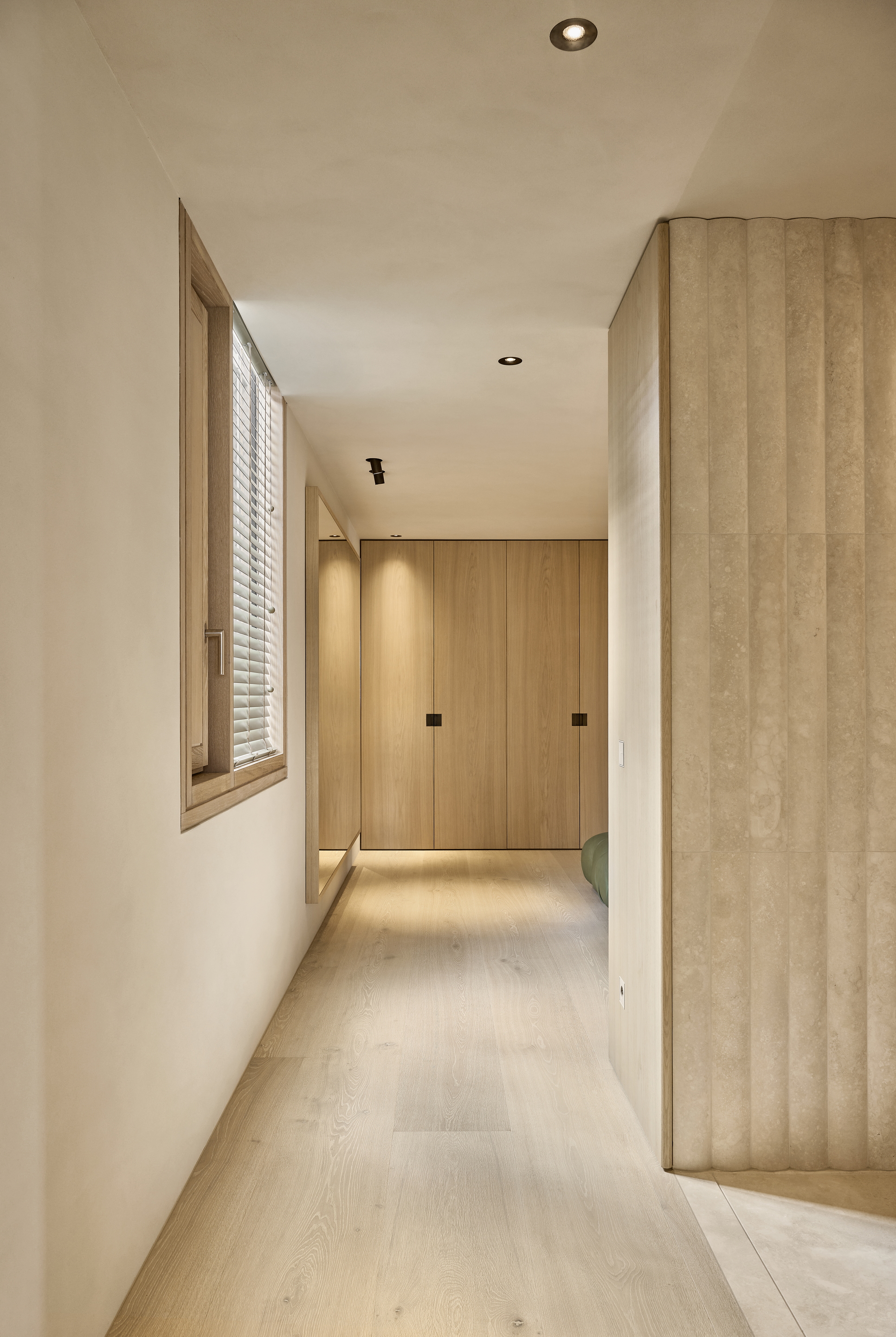 Intonaco di argilla a grana fine TerraVista Liscio color Panna applicato su pareti e soffitti di una villa ad Augusta in Baviera, su progetto di Holzrausch. Fotografia: Oliver Jaist