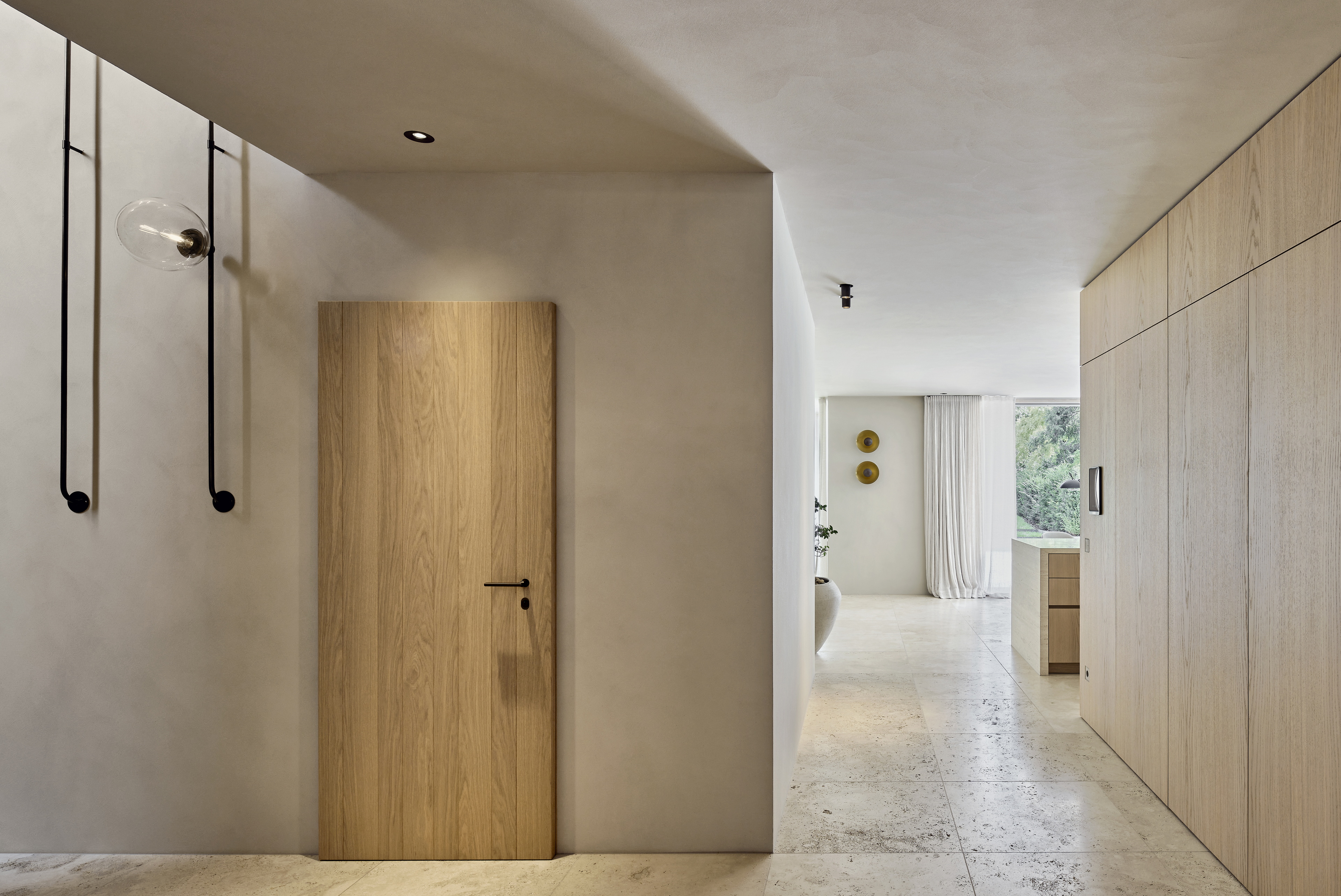 Intonaco di argilla a grana fine TerraVista Liscio color Panna applicato su pareti e soffitti di una villa ad Augusta in Baviera, su progetto di Holzrausch. Fotografia: Oliver Jaist