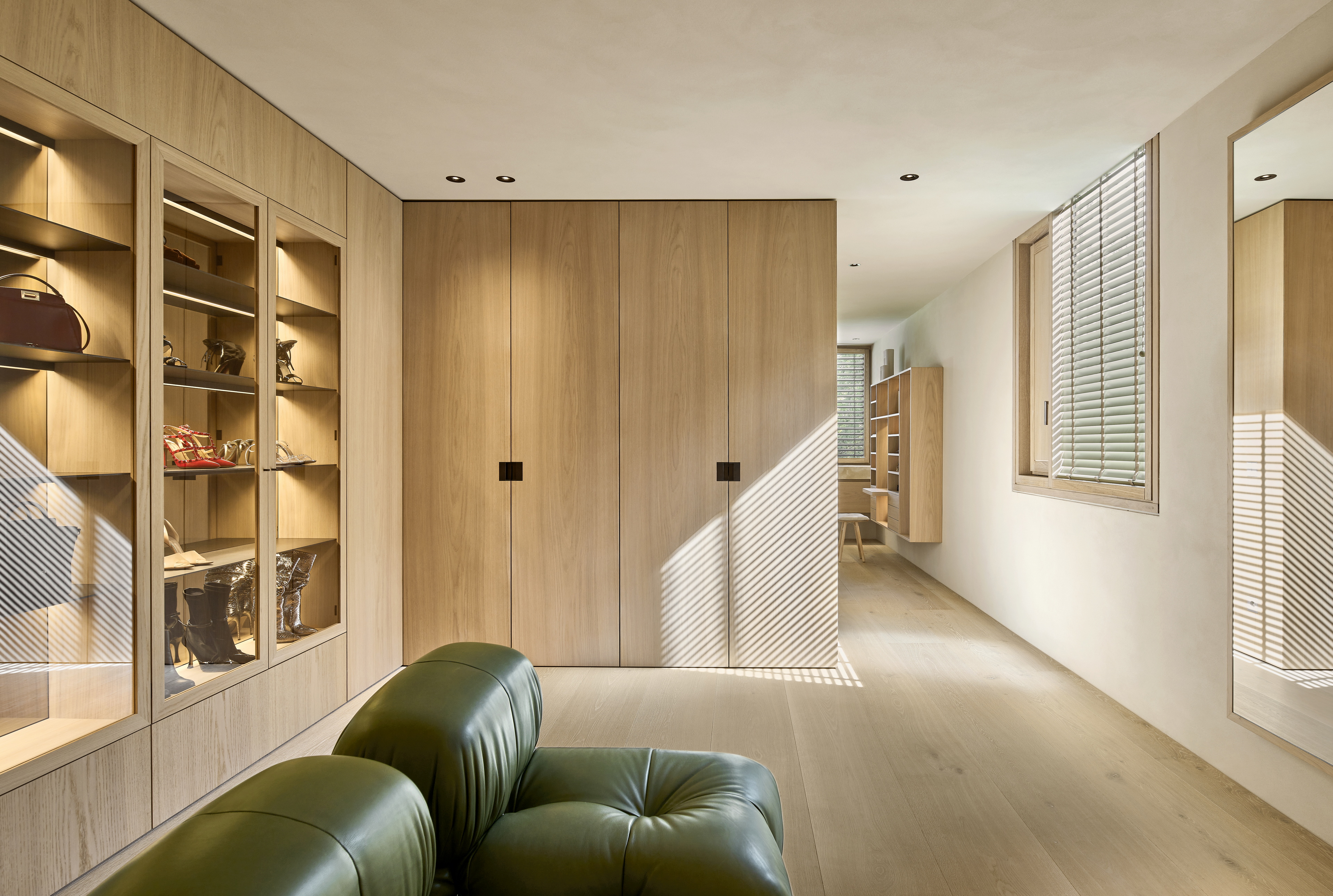 Intonaco di argilla a grana fine TerraVista Liscio color Panna applicato su pareti e soffitti di una villa ad Augusta in Baviera, su progetto di Holzrausch. Fotografia: Oliver Jaist