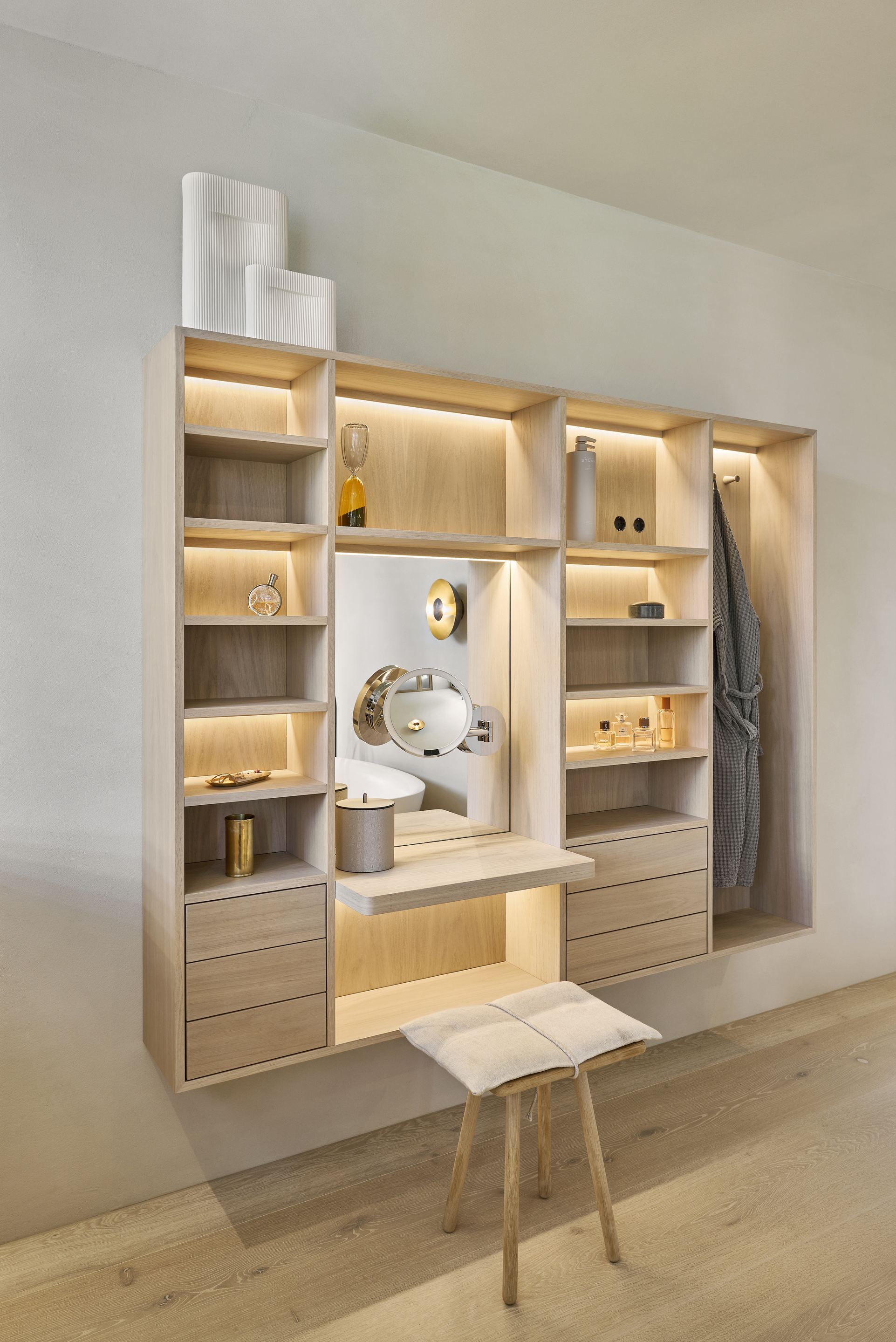 Intonaco di argilla a grana fine TerraVista Liscio color Panna applicato su pareti e soffitti di una villa ad Augusta in Baviera, su progetto di Holzrausch. Fotografia: Oliver Jaist