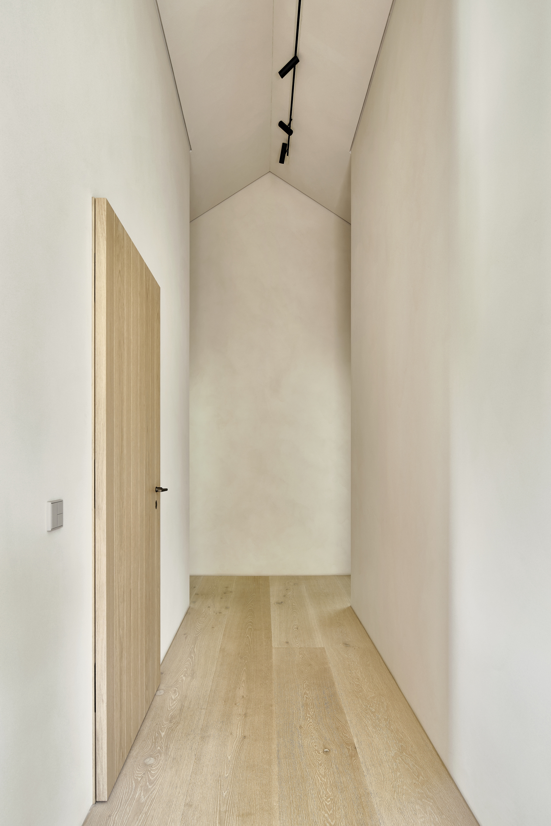 Intonaco di argilla a grana fine TerraVista Liscio color Panna applicato su pareti e soffitti di una villa ad Augusta in Baviera, su progetto di Holzrausch. Fotografia: Oliver Jaist