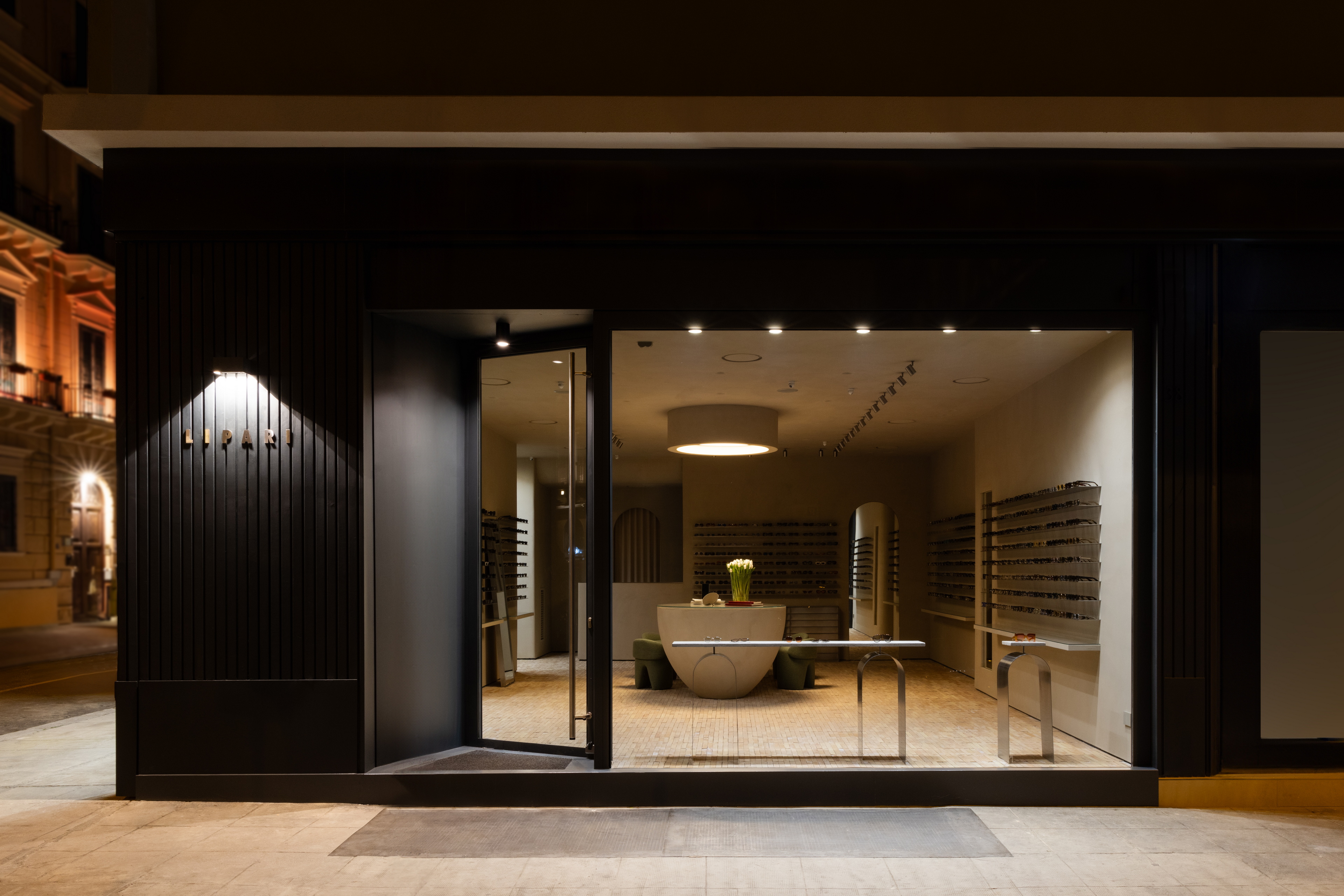 Fine-grained clay finishing plaster TerraVista Smooth in Panna (cream) color applied to the walls and ceilings of Lipari eyewear boutique in Palermo, Sicily. Project by Vincenzo Pecoraro. Photography: Ignazio Marsolo