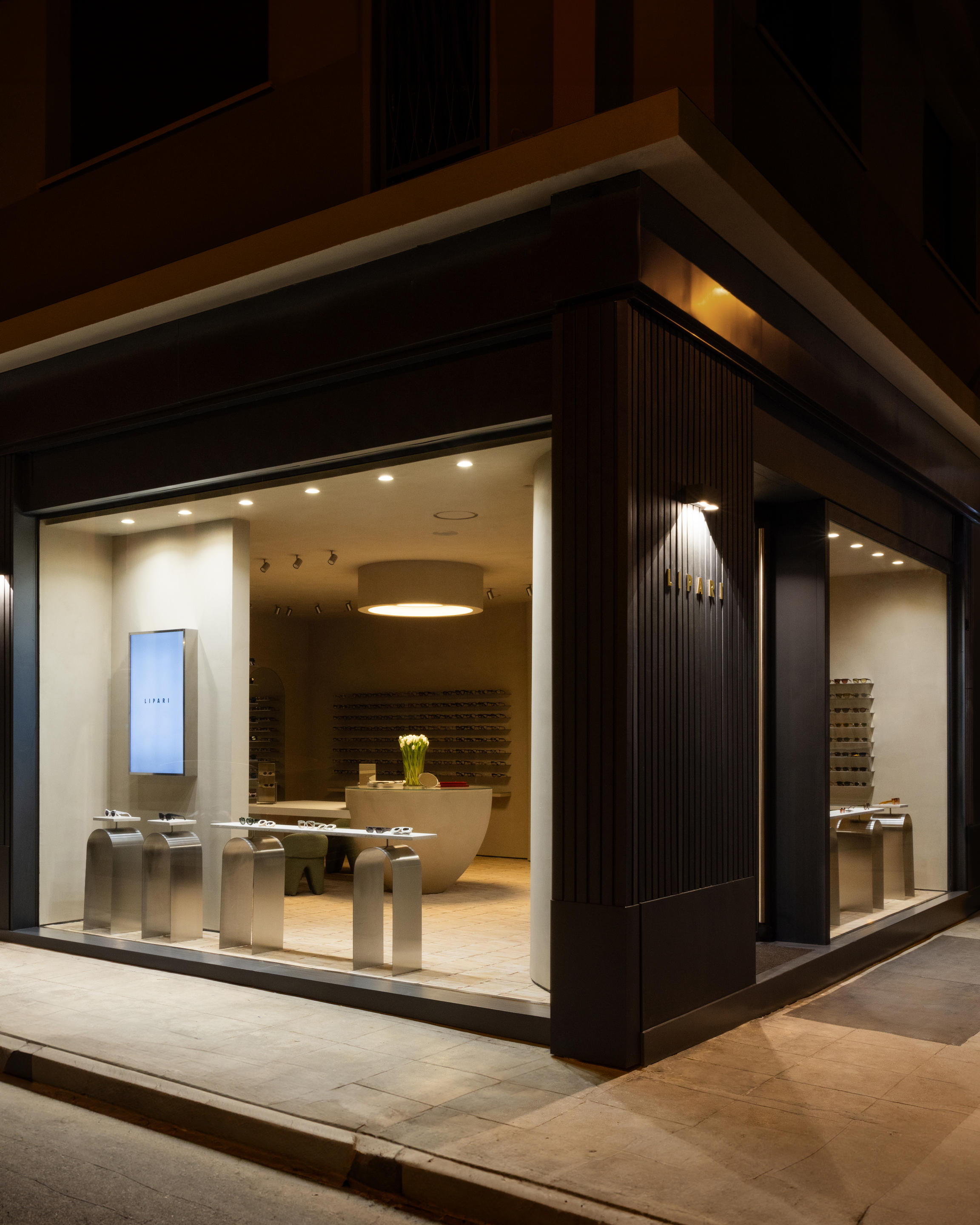 Fine-grained clay finishing plaster TerraVista Smooth in Panna (cream) color applied to the walls and ceilings of Lipari eyewear boutique in Palermo, Sicily. Project by Vincenzo Pecoraro. Photography: Ignazio Marsolo