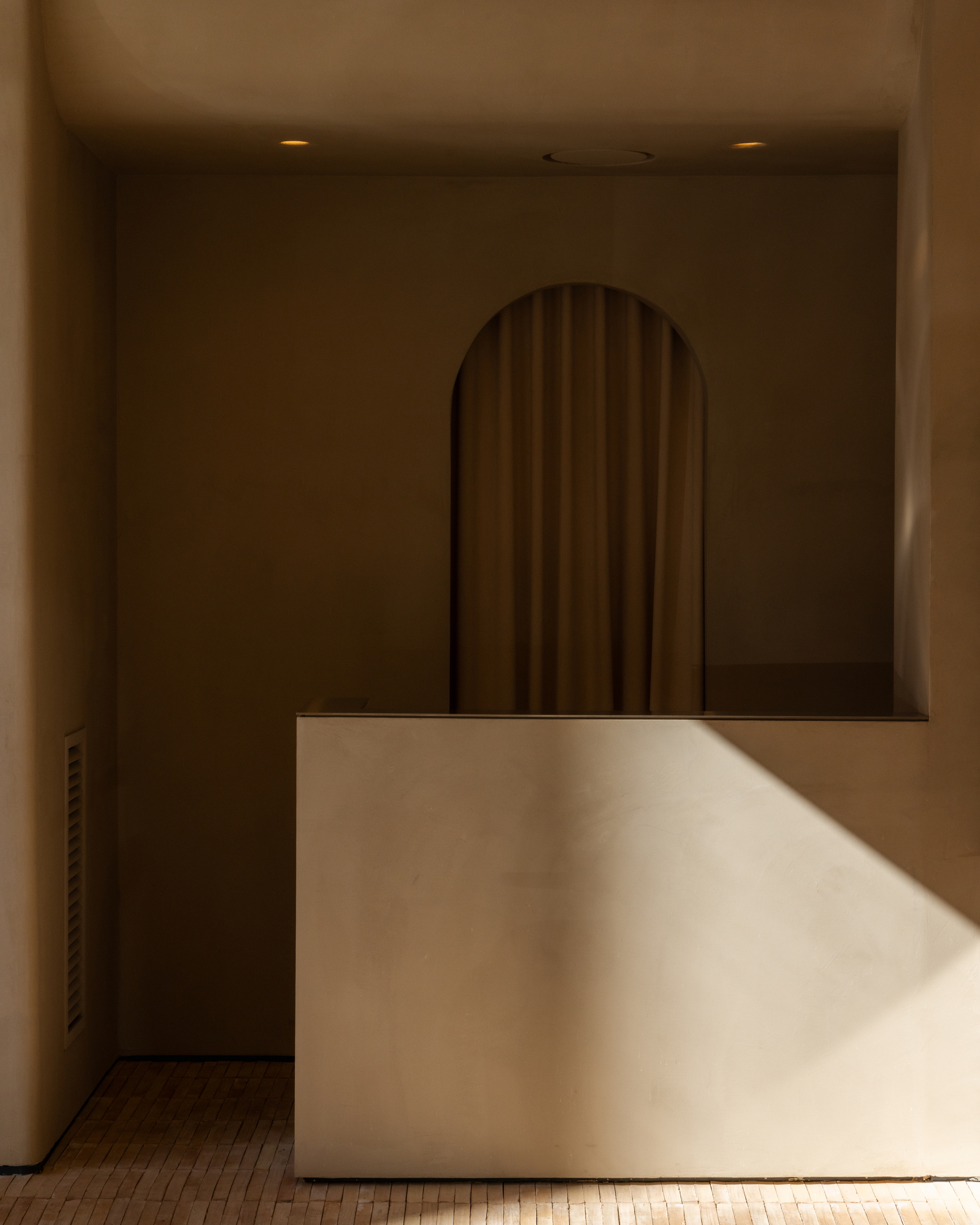 Fine-grained clay finishing plaster TerraVista Smooth in Panna (cream) color applied to the walls and ceilings of Lipari eyewear boutique in Palermo, Sicily. Project by Vincenzo Pecoraro. Photography: Ignazio Marsolo