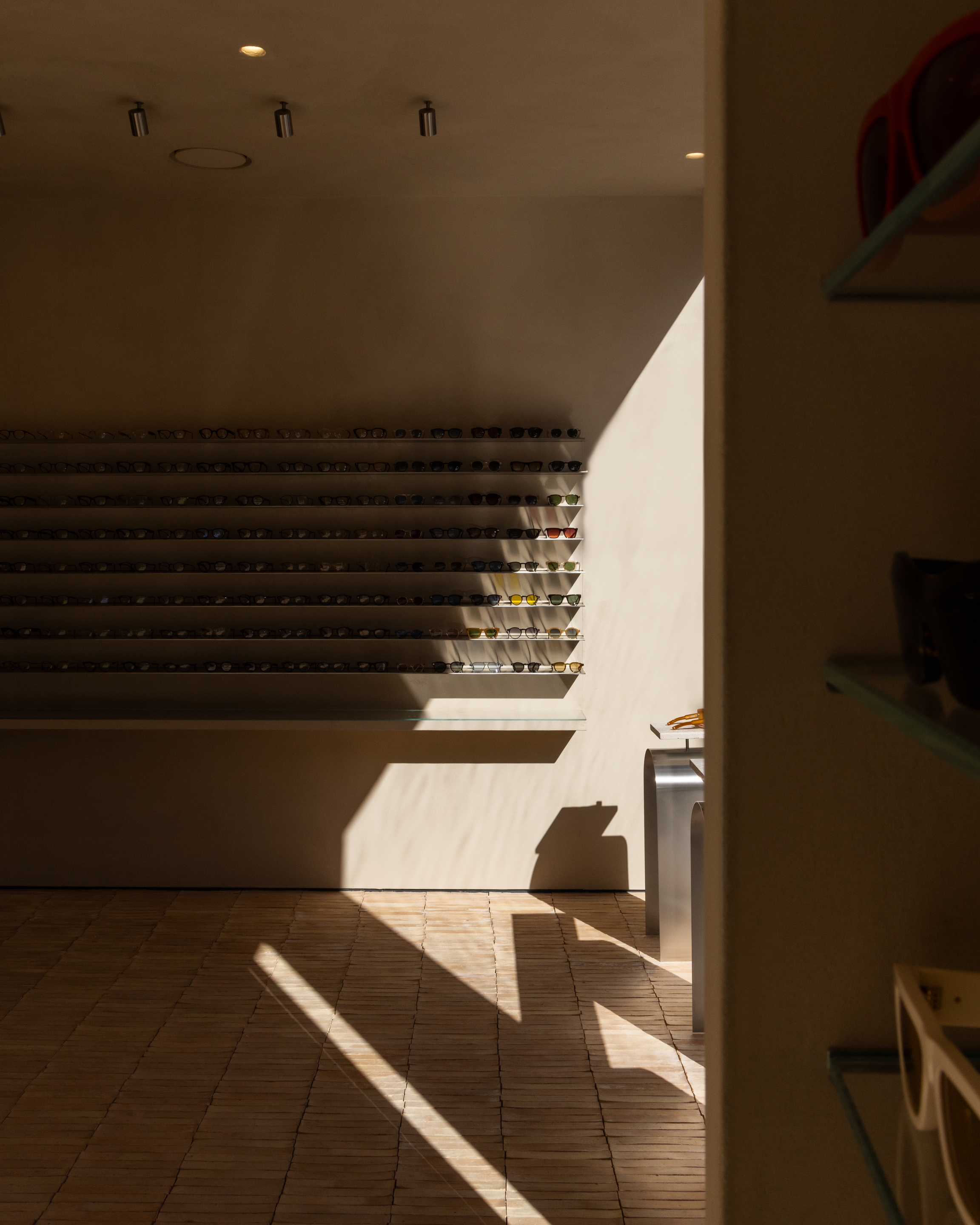 Fine-grained clay finishing plaster TerraVista Smooth in Panna (cream) color applied to the walls and ceilings of Lipari eyewear boutique in Palermo, Sicily. Project by Vincenzo Pecoraro. Photography: Ignazio Marsolo