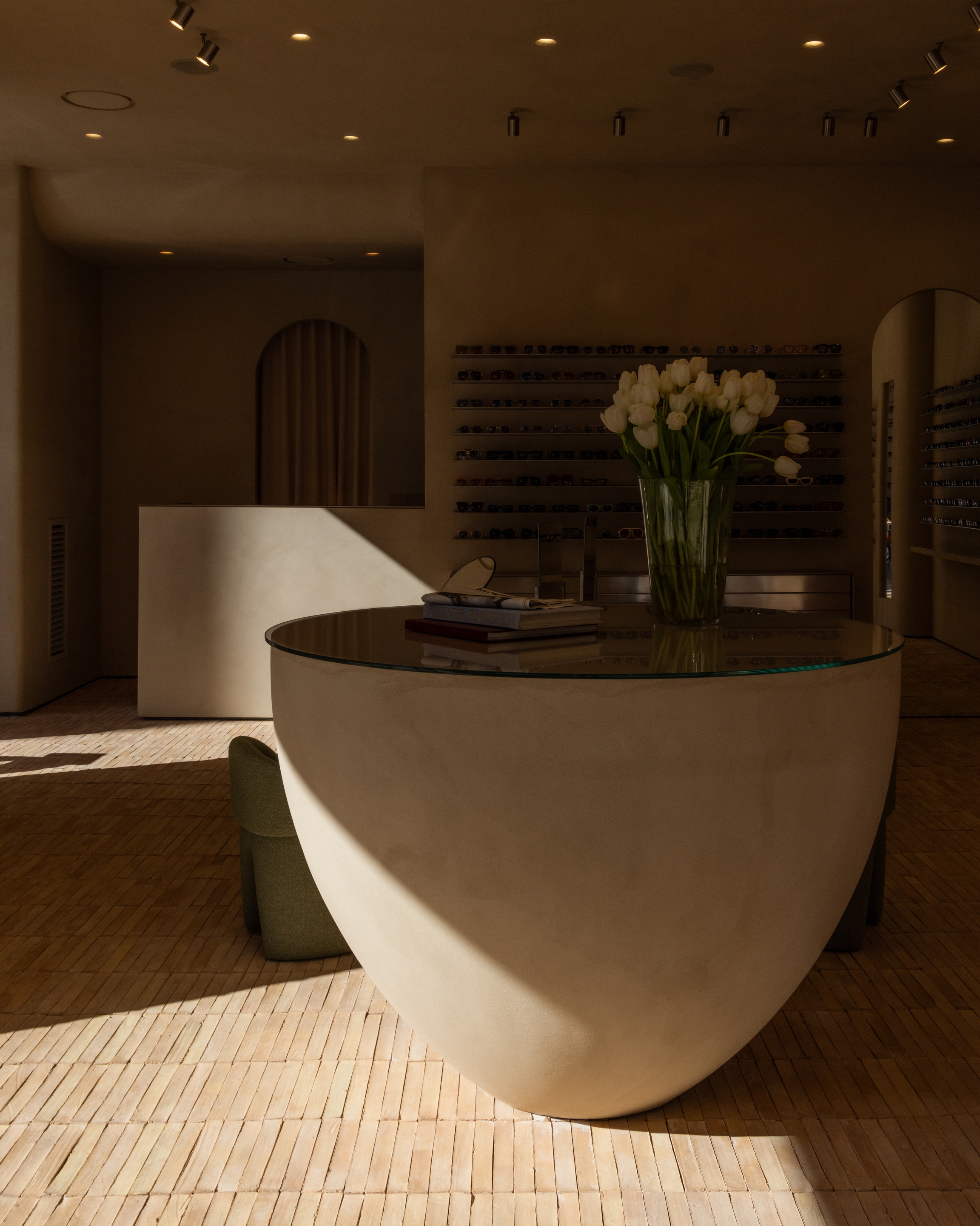 Fine-grained clay finishing plaster TerraVista Smooth in Panna (cream) color applied to the walls and ceilings of Lipari eyewear boutique in Palermo, Sicily. Project by Vincenzo Pecoraro. Photography: Ignazio Marsolo