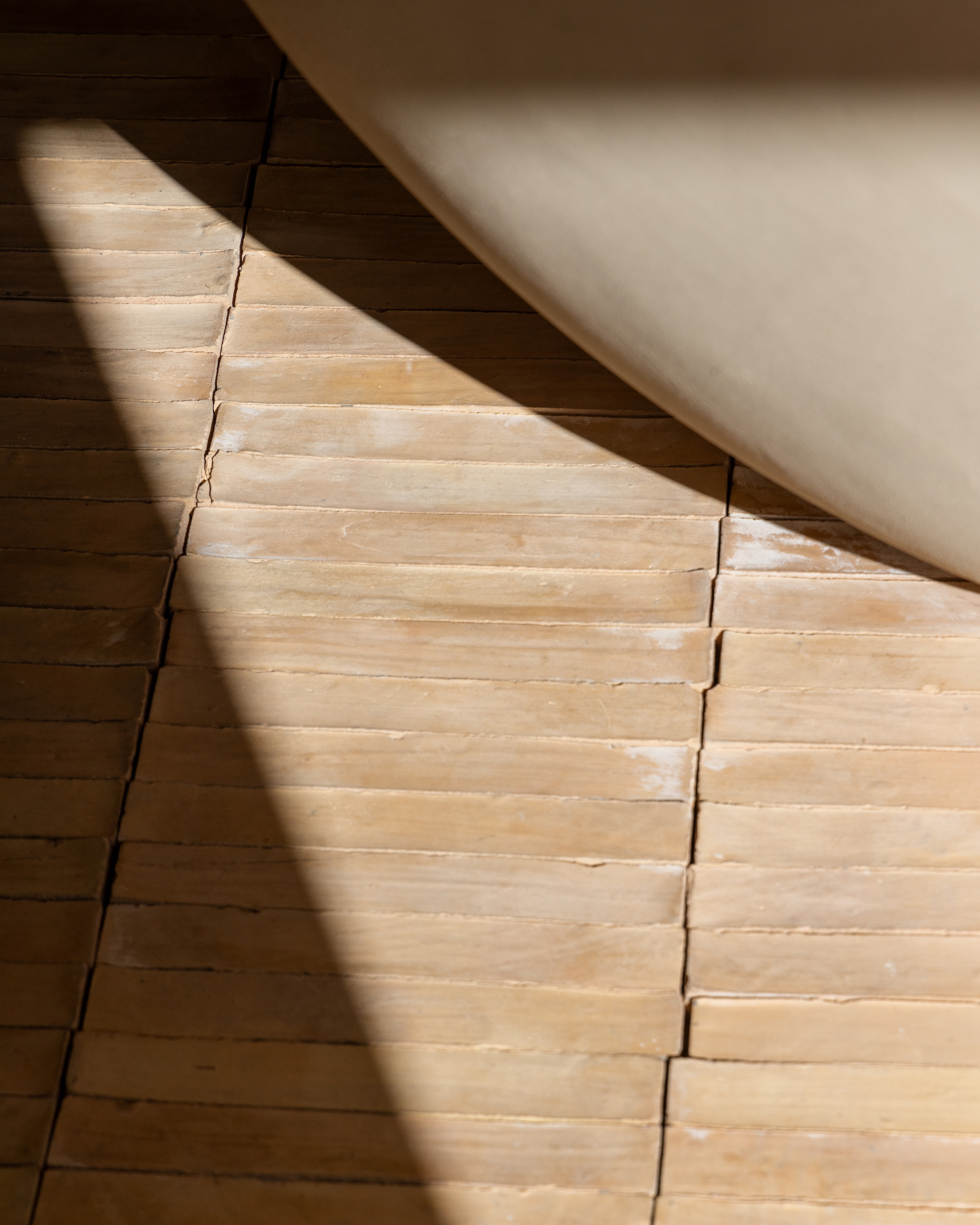 Fine-grained clay finishing plaster TerraVista Smooth in Panna (cream) color applied to the walls and ceilings of Lipari eyewear boutique in Palermo, Sicily. Project by Vincenzo Pecoraro. Photography: Ignazio Marsolo