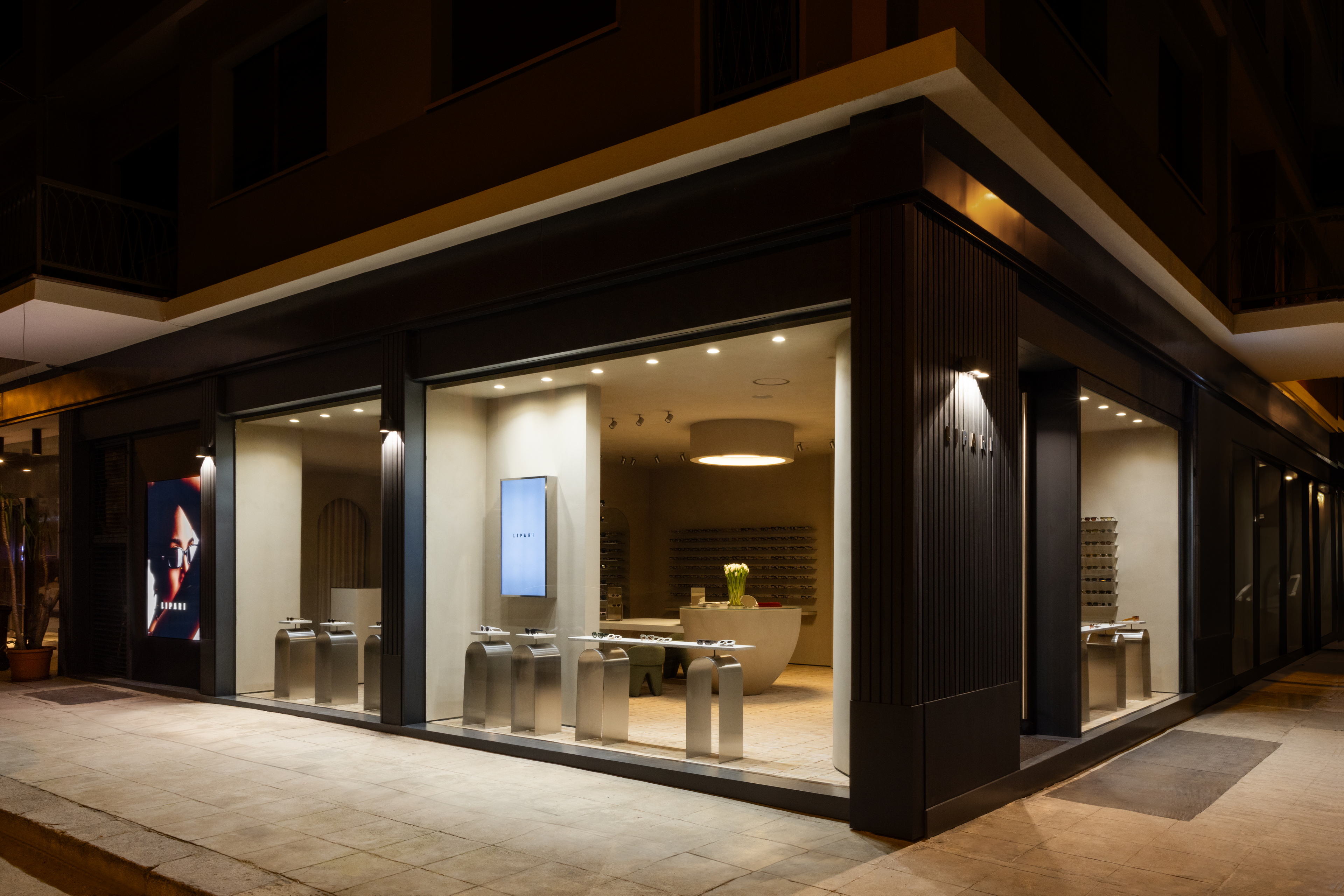 Fine-grained clay finishing plaster TerraVista Smooth in Panna (cream) color applied to the walls and ceilings of Lipari eyewear boutique in Palermo, Sicily. Project by Vincenzo Pecoraro. Photography: Ignazio Marsolo