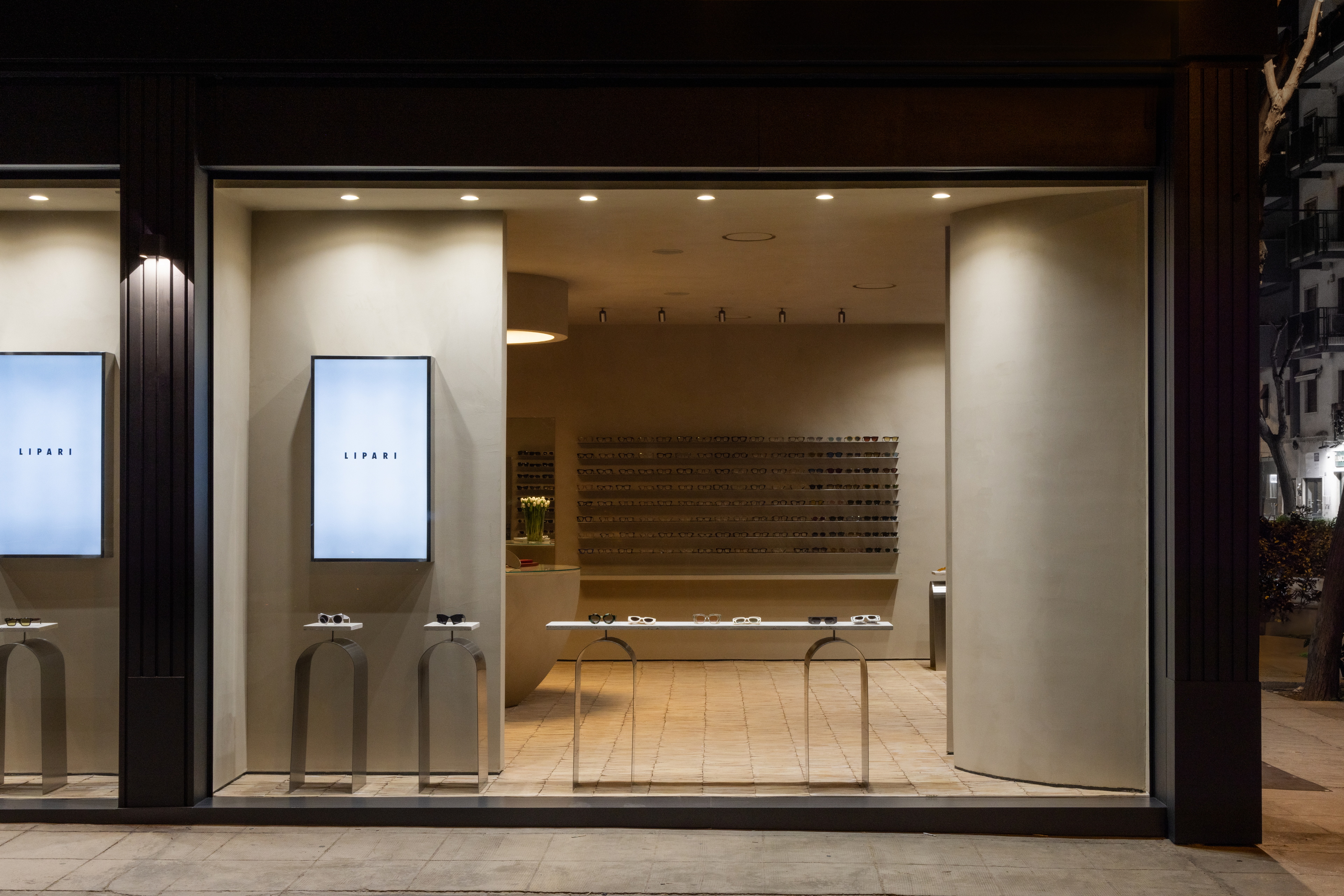 Fine-grained clay finishing plaster TerraVista Smooth in Panna (cream) color applied to the walls and ceilings of Lipari eyewear boutique in Palermo, Sicily. Project by Vincenzo Pecoraro. Photography: Ignazio Marsolo