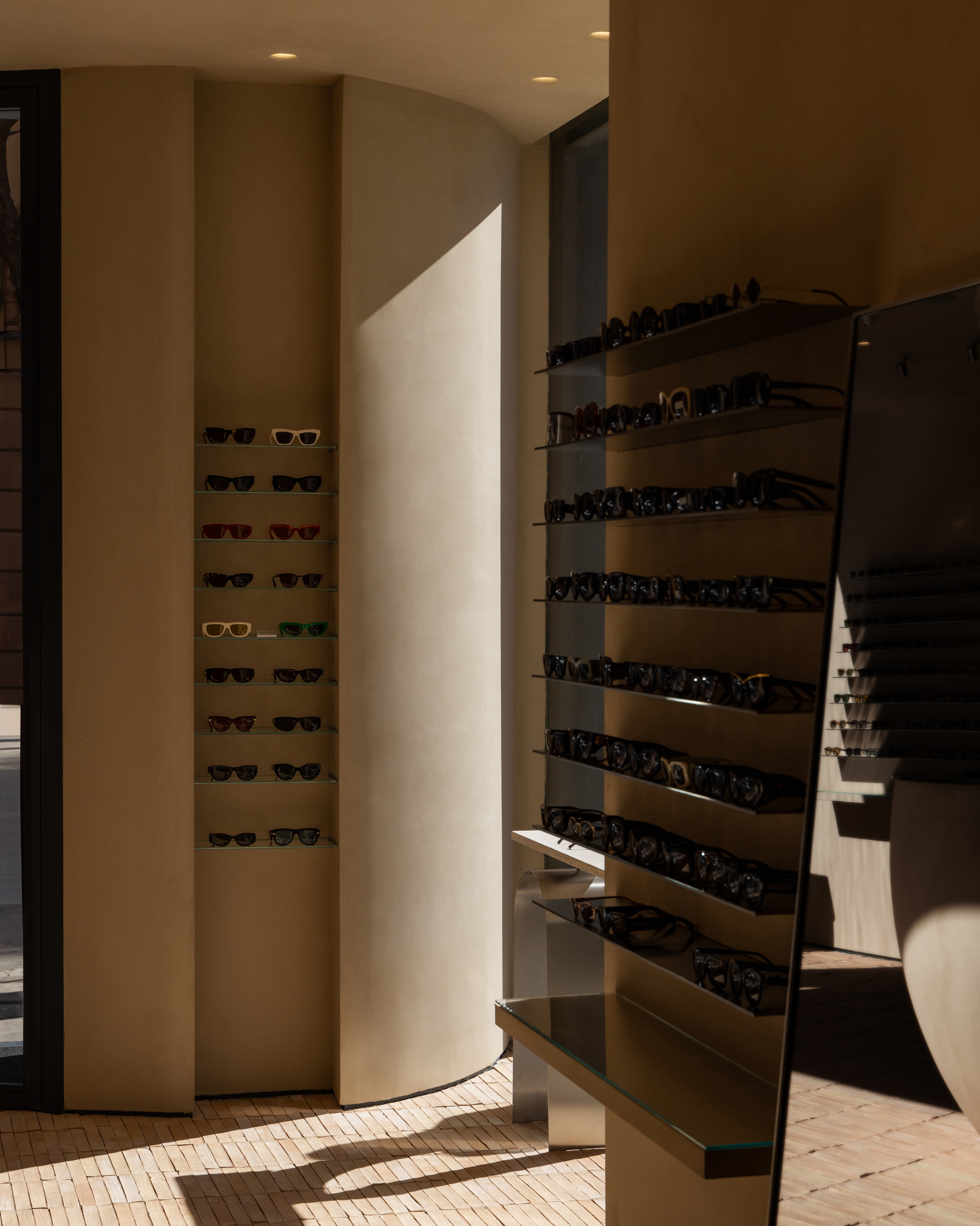 Fine-grained clay finishing plaster TerraVista Smooth in Panna (cream) color applied to the walls and ceilings of Lipari eyewear boutique in Palermo, Sicily. Project by Vincenzo Pecoraro. Photography: Ignazio Marsolo