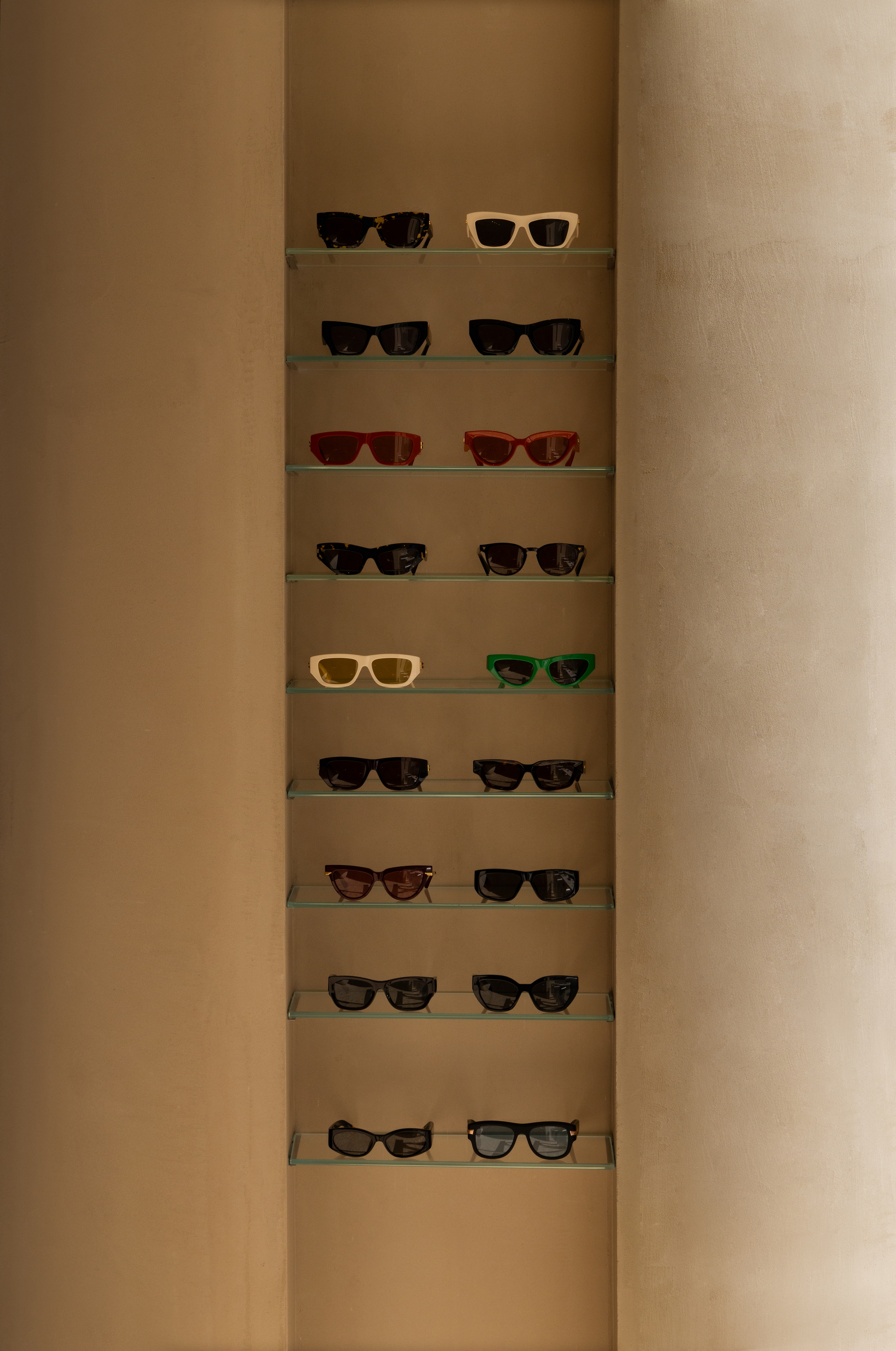 Fine-grained clay finishing plaster TerraVista Smooth in Panna (cream) color applied to the walls and ceilings of Lipari eyewear boutique in Palermo, Sicily. Project by Vincenzo Pecoraro. Photography: Ignazio Marsolo