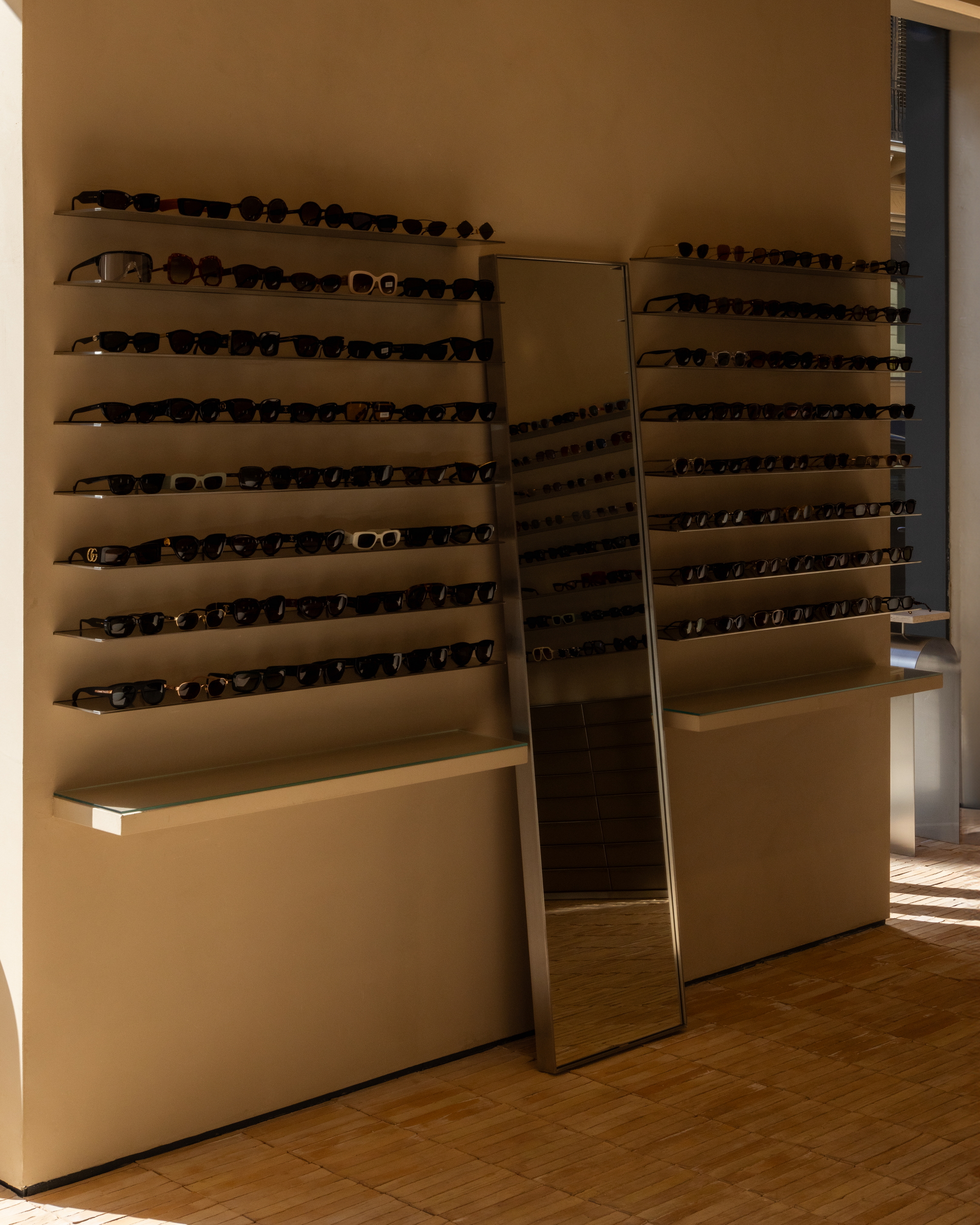 Fine-grained clay finishing plaster TerraVista Smooth in Panna (cream) color applied to the walls and ceilings of Lipari eyewear boutique in Palermo, Sicily. Project by Vincenzo Pecoraro. Photography: Ignazio Marsolo