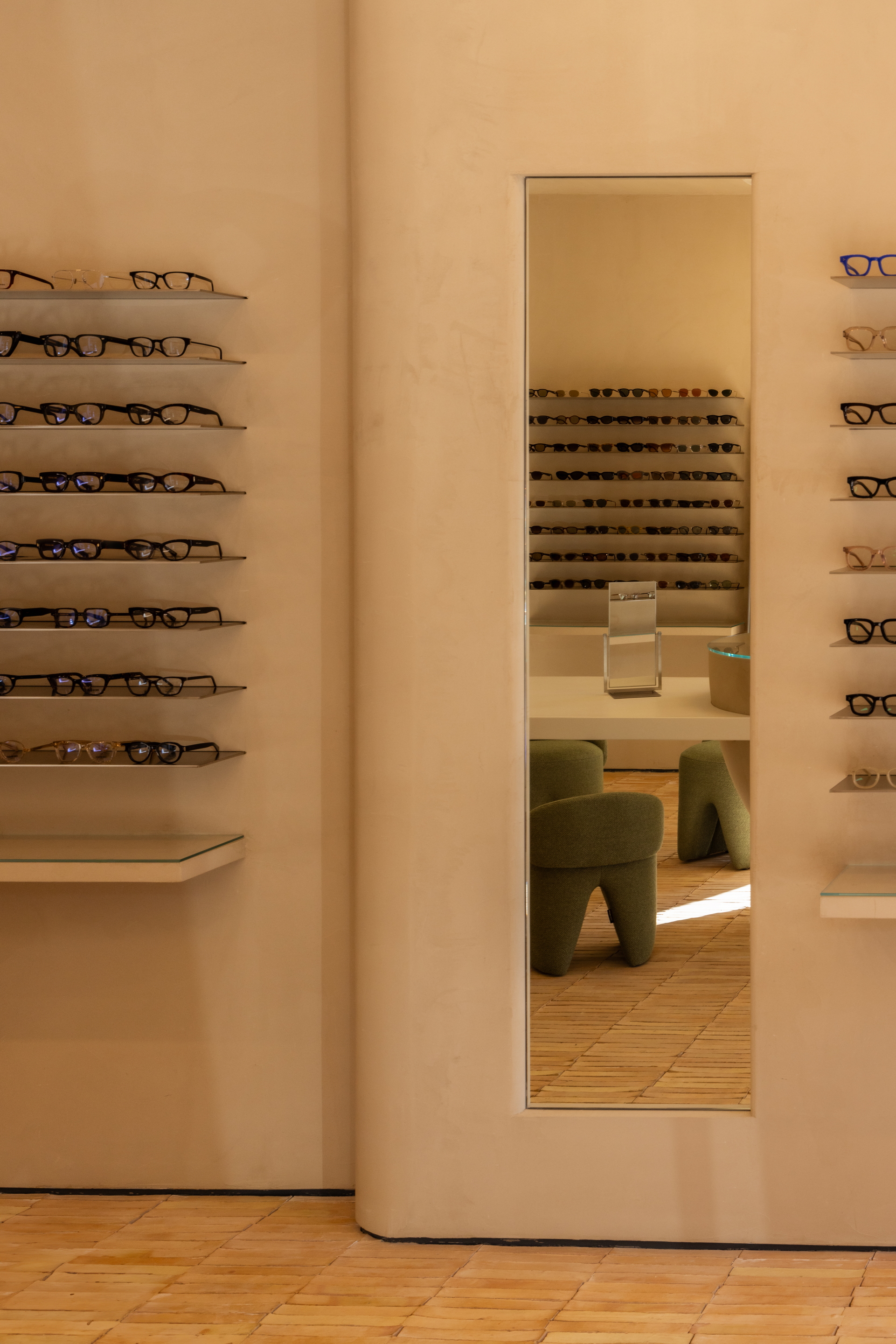 Fine-grained clay finishing plaster TerraVista Smooth in Panna (cream) color applied to the walls and ceilings of Lipari eyewear boutique in Palermo, Sicily. Project by Vincenzo Pecoraro. Photography: Ignazio Marsolo