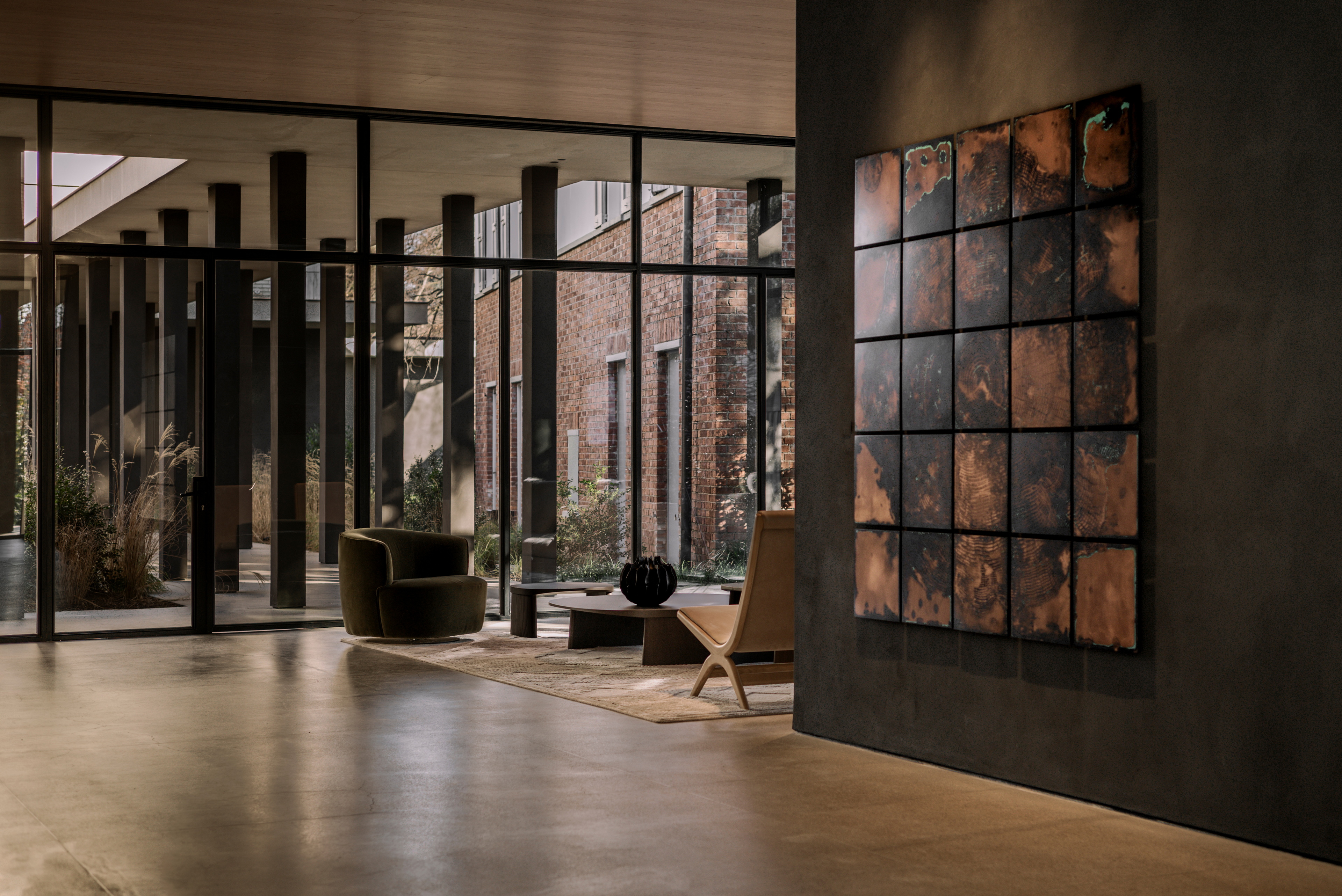 Perenni exhibition curated by Kalpa Art galleries hosted in the Molteni&#038;C Pavilion in Giussano whose surfaces are finished with MATTEOBRIONI clays. Fine-grained clay finishing plaster TerraVista Smooth Panna, Pepe Nero and Polvere for the Pavilion's interiors and TerraTon Wall Smooth Pepe Nero and Polvere finishing plaster based on natural pozzolans clay, cement and fine-grained mineral binders for its exteriors. Pavilion design by Vincent Van Duysen. Art Works by Federico Gori, Yoshimi Futamura and Marc Ricourt. Photography: Daniel Civetta