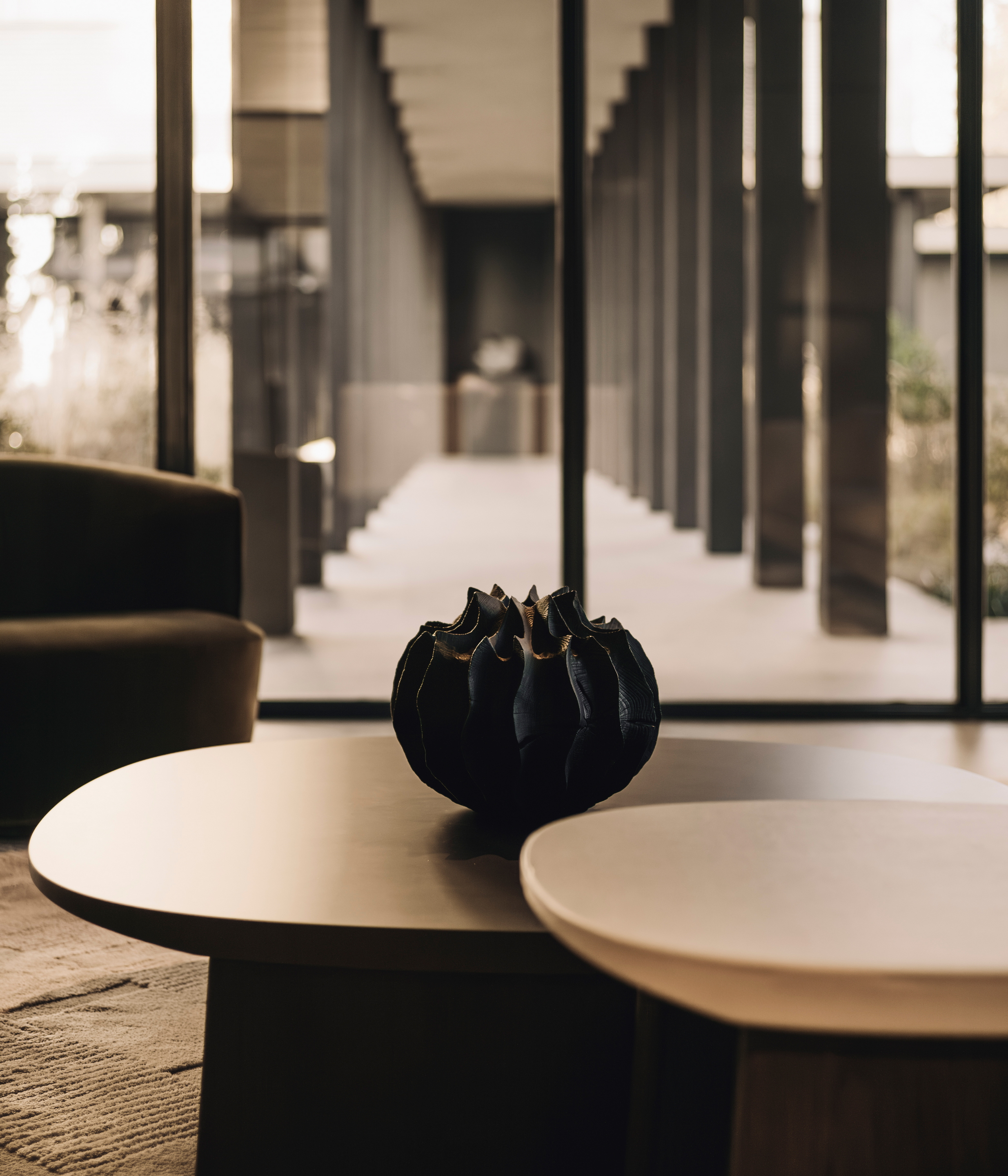 Perenni exhibition curated by Kalpa Art galleries hosted in the Molteni&#038;C Pavilion in Giussano whose surfaces are finished with MATTEOBRIONI clays. Fine-grained clay finishing plaster TerraVista Smooth Panna, Pepe Nero and Polvere for the Pavilion's interiors and TerraTon Wall Smooth Pepe Nero and Polvere finishing plaster based on natural pozzolans clay, cement and fine-grained mineral binders for its exteriors. Pavilion design by Vincent Van Duysen. Art Works by Federico Gori, Yoshimi Futamura and Marc Ricourt. Photography: Daniel Civetta