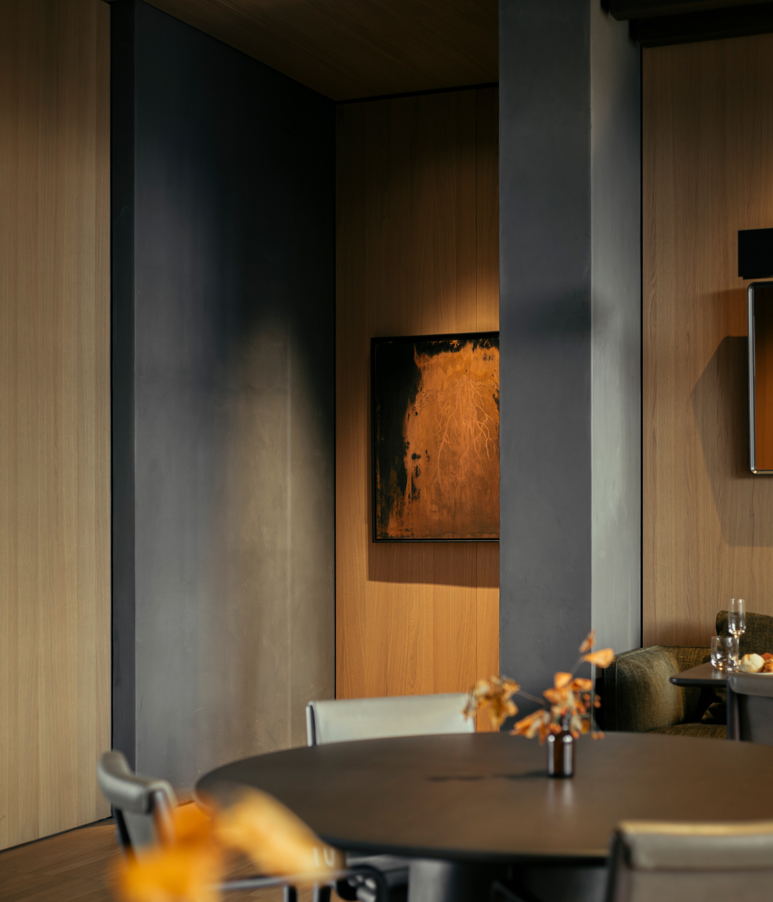 Perenni exhibition curated by Kalpa Art galleries hosted in the Molteni&#038;C Pavilion in Giussano whose surfaces are finished with MATTEOBRIONI clays. Fine-grained clay finishing plaster TerraVista Smooth Panna, Pepe Nero and Polvere for the Pavilion's interiors and TerraTon Wall Smooth Pepe Nero and Polvere finishing plaster based on natural pozzolans clay, cement and fine-grained mineral binders for its exteriors. Pavilion design by Vincent Van Duysen. Art Works by Federico Gori, Yoshimi Futamura and Marc Ricourt. Photography: Daniel Civetta