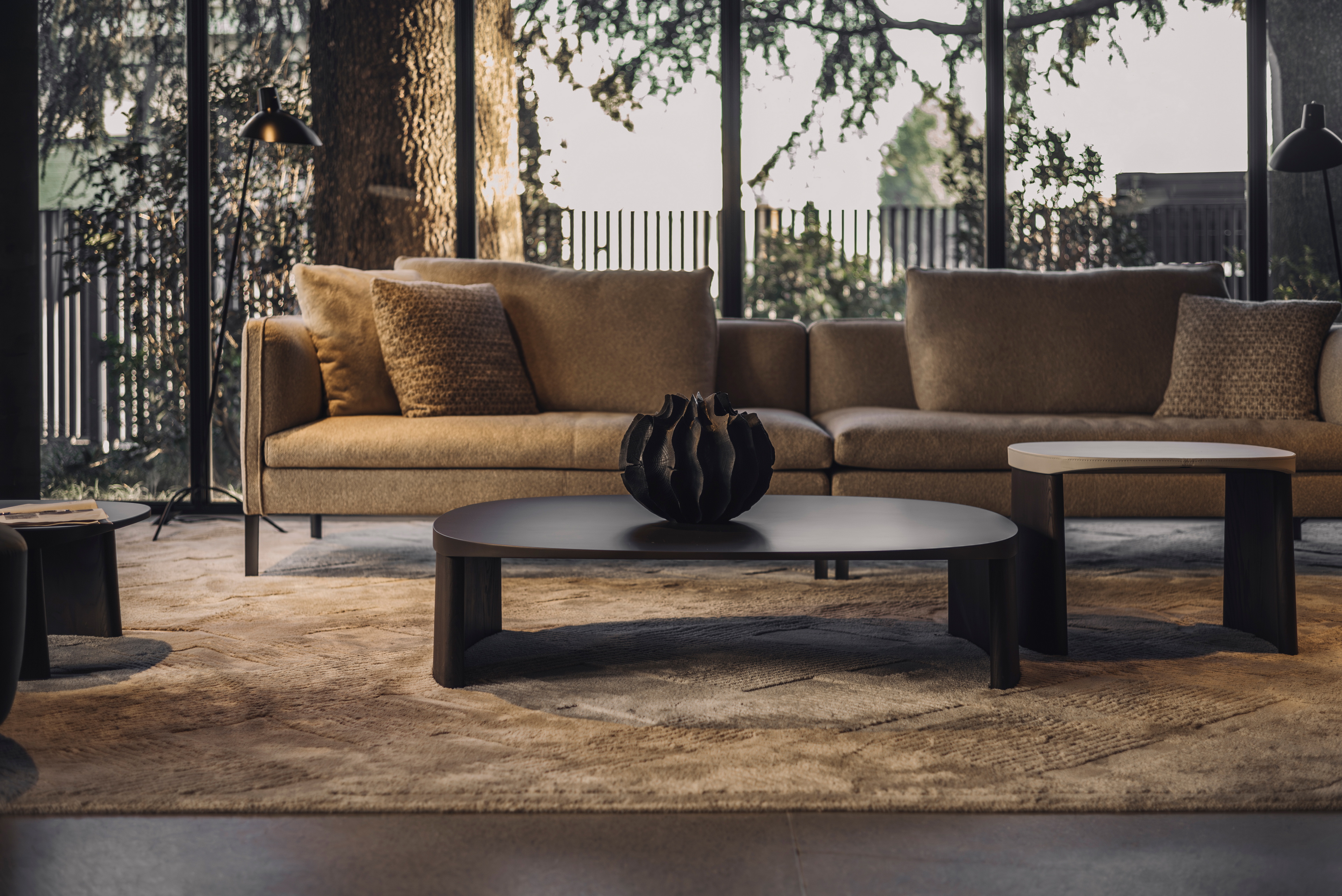 Perenni exhibition curated by Kalpa Art galleries hosted in the Molteni&#038;C Pavilion in Giussano whose surfaces are finished with MATTEOBRIONI clays. Fine-grained clay finishing plaster TerraVista Smooth Panna, Pepe Nero and Polvere for the Pavilion's interiors and TerraTon Wall Smooth Pepe Nero and Polvere finishing plaster based on natural pozzolans clay, cement and fine-grained mineral binders for its exteriors. Pavilion design by Vincent Van Duysen. Art Works by Federico Gori, Yoshimi Futamura and Marc Ricourt. Photography: Daniel Civetta