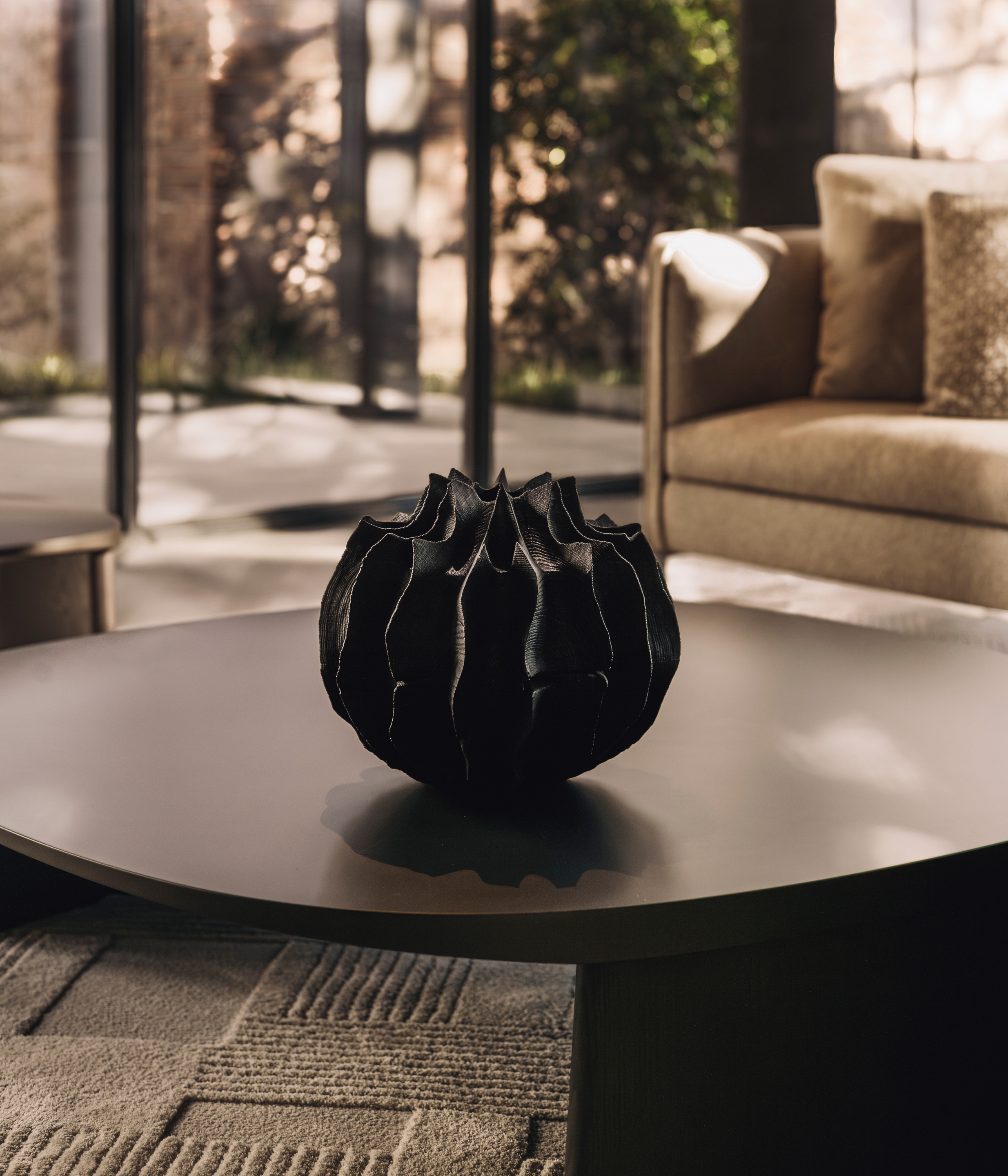 Perenni exhibition curated by Kalpa Art galleries hosted in the Molteni&#038;C Pavilion in Giussano whose surfaces are finished with MATTEOBRIONI clays. Fine-grained clay finishing plaster TerraVista Smooth Panna, Pepe Nero and Polvere for the Pavilion's interiors and TerraTon Wall Smooth Pepe Nero and Polvere finishing plaster based on natural pozzolans clay, cement and fine-grained mineral binders for its exteriors. Pavilion design by Vincent Van Duysen. Art Works by Federico Gori, Yoshimi Futamura and Marc Ricourt. Photography: Daniel Civetta