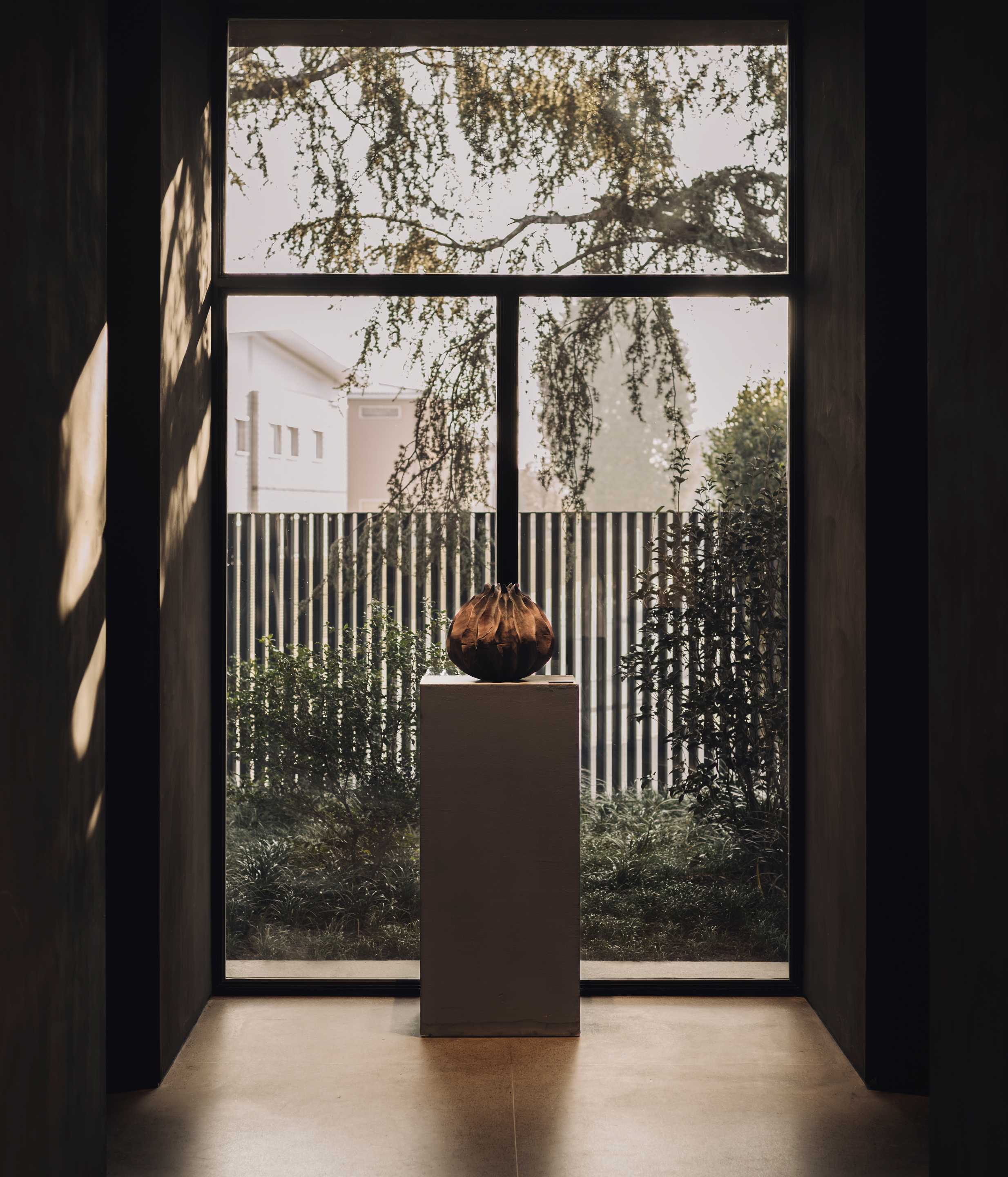 Perenni exhibition curated by Kalpa Art galleries hosted in the Molteni&#038;C Pavilion in Giussano whose surfaces are finished with MATTEOBRIONI clays. Fine-grained clay finishing plaster TerraVista Smooth Panna, Pepe Nero and Polvere for the Pavilion's interiors and TerraTon Wall Smooth Pepe Nero and Polvere finishing plaster based on natural pozzolans clay, cement and fine-grained mineral binders for its exteriors. Pavilion design by Vincent Van Duysen. Art Works by Federico Gori, Yoshimi Futamura and Marc Ricourt. Photography: Daniel Civetta