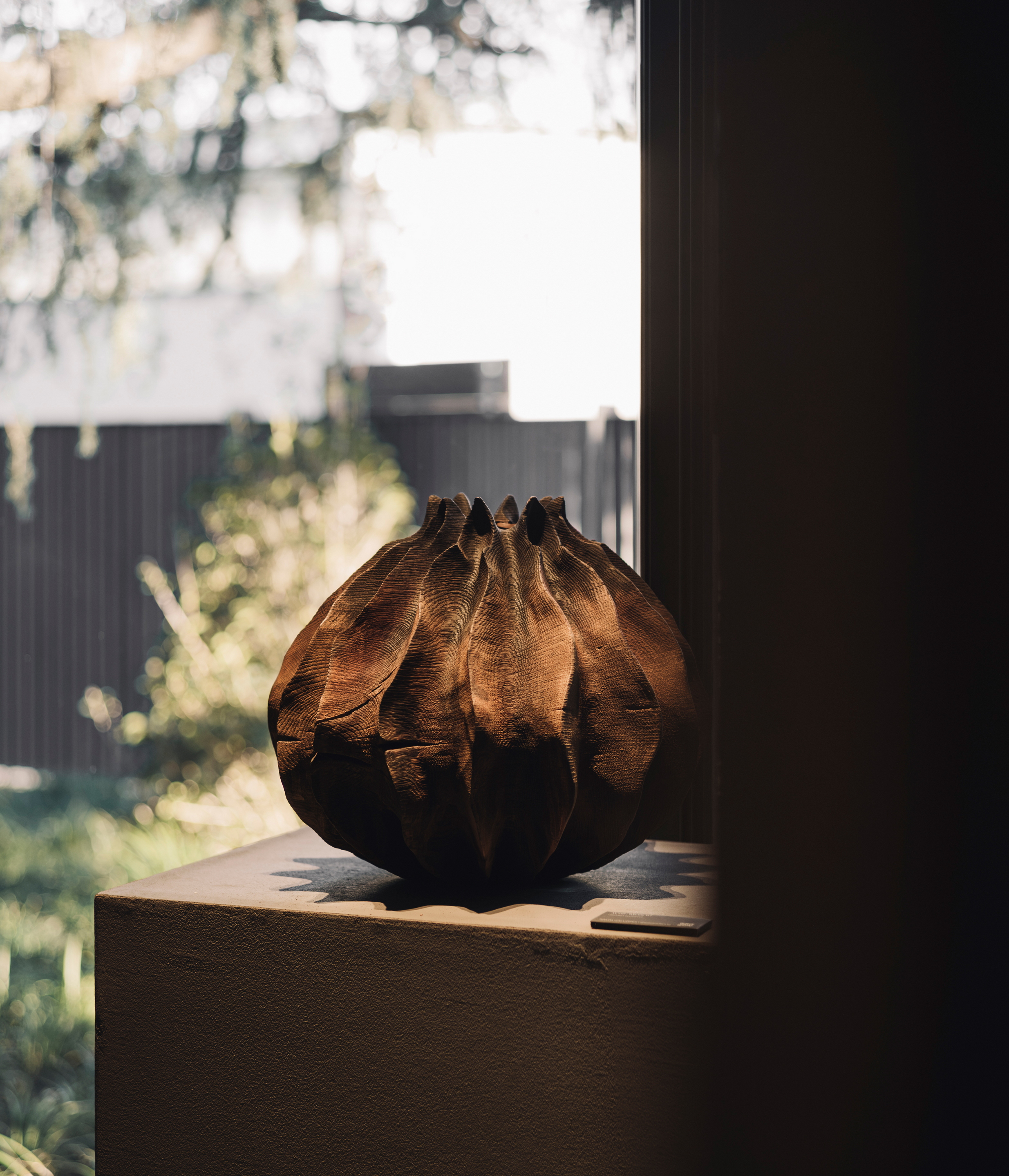 Perenni exhibition curated by Kalpa Art galleries hosted in the Molteni&#038;C Pavilion in Giussano whose surfaces are finished with MATTEOBRIONI clays. Fine-grained clay finishing plaster TerraVista Smooth Panna, Pepe Nero and Polvere for the Pavilion's interiors and TerraTon Wall Smooth Pepe Nero and Polvere finishing plaster based on natural pozzolans clay, cement and fine-grained mineral binders for its exteriors. Pavilion design by Vincent Van Duysen. Art Works by Federico Gori, Yoshimi Futamura and Marc Ricourt. Photography: Daniel Civetta