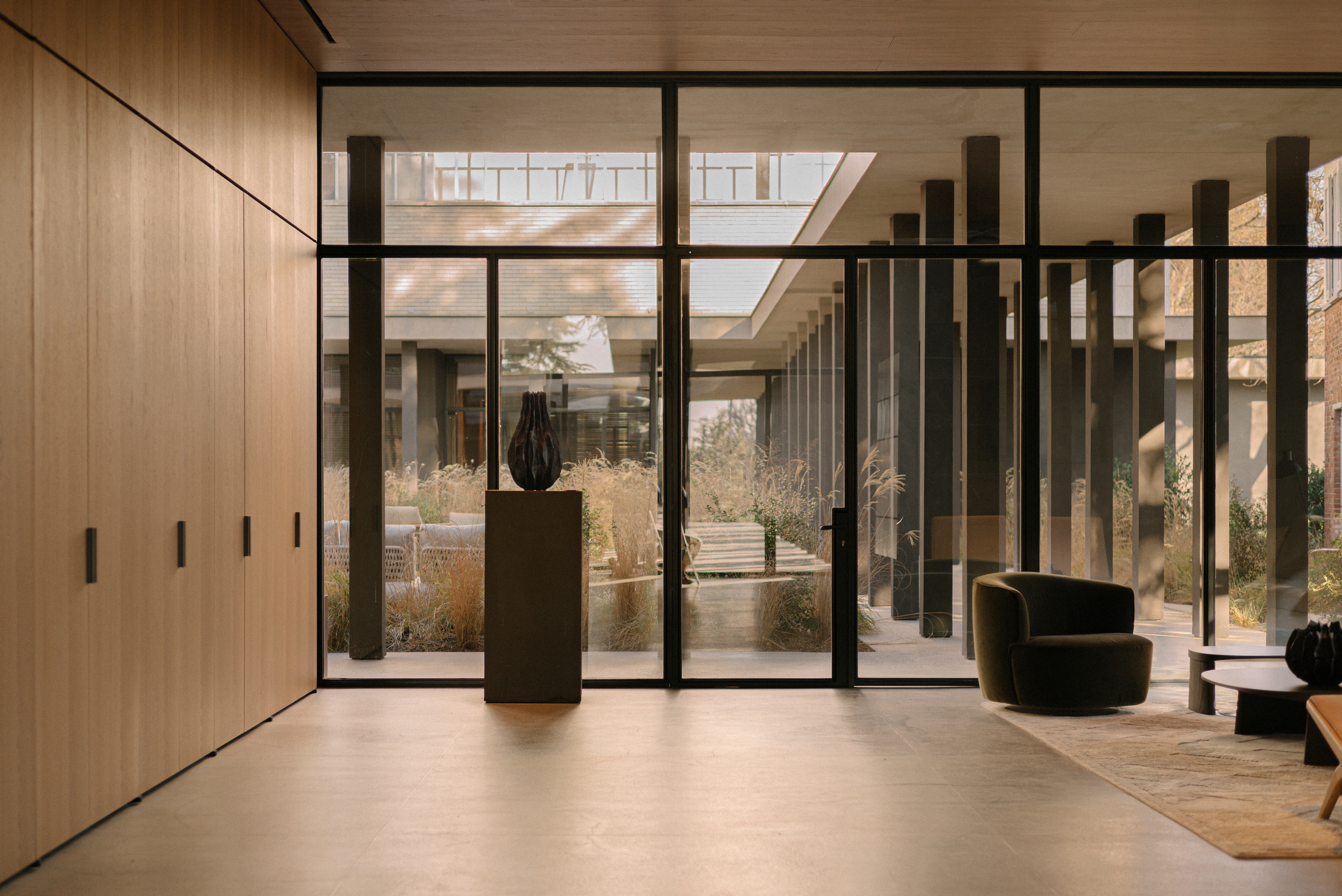 Perenni exhibition curated by Kalpa Art galleries hosted in the Molteni&#038;C Pavilion in Giussano whose surfaces are finished with MATTEOBRIONI clays. Fine-grained clay finishing plaster TerraVista Smooth Panna, Pepe Nero and Polvere for the Pavilion's interiors and TerraTon Wall Smooth Pepe Nero and Polvere finishing plaster based on natural pozzolans clay, cement and fine-grained mineral binders for its exteriors. Pavilion design by Vincent Van Duysen. Art Works by Federico Gori, Yoshimi Futamura and Marc Ricourt. Photography: Daniel Civetta