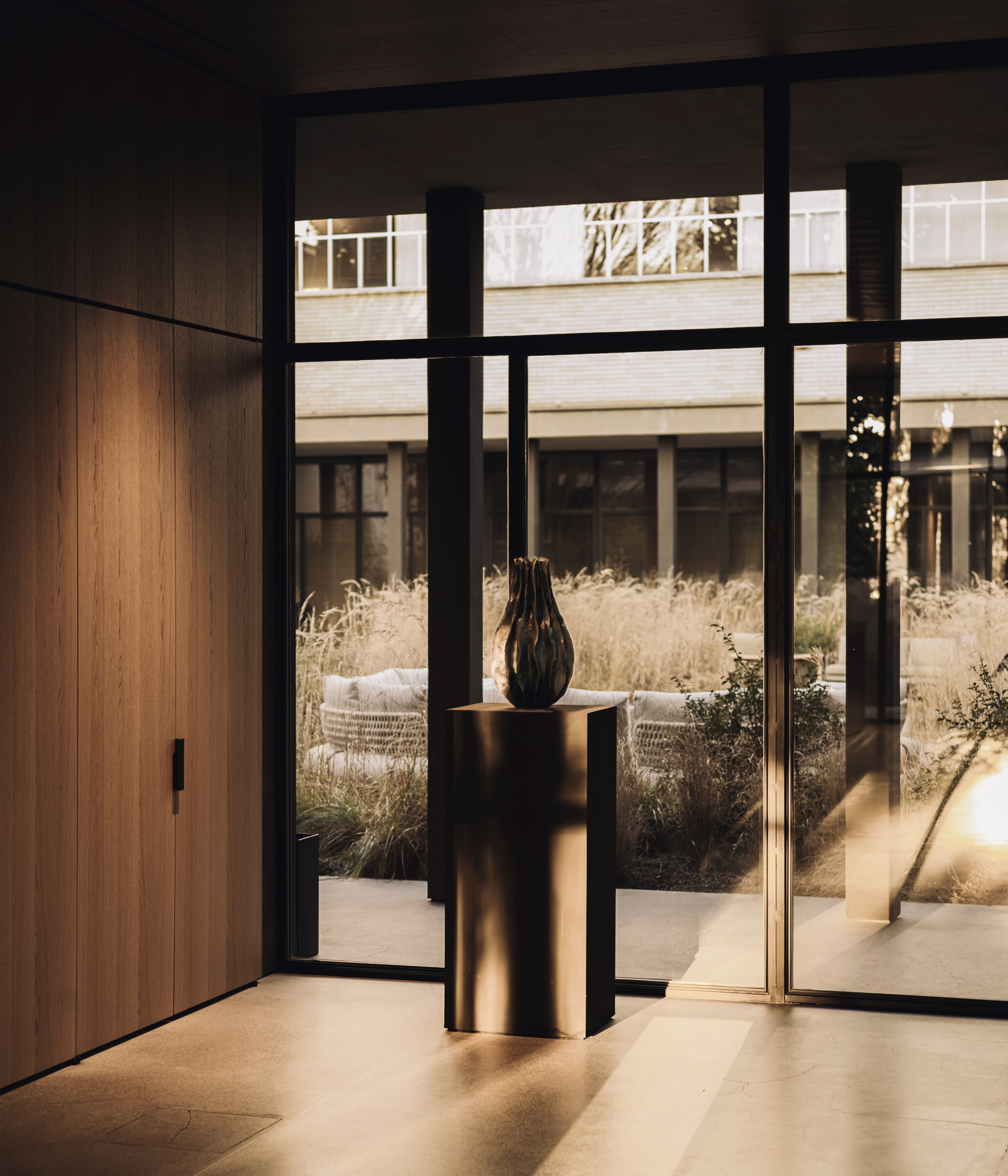 Perenni exhibition curated by Kalpa Art galleries hosted in the Molteni&#038;C Pavilion in Giussano whose surfaces are finished with MATTEOBRIONI clays. Fine-grained clay finishing plaster TerraVista Smooth Panna, Pepe Nero and Polvere for the Pavilion's interiors and TerraTon Wall Smooth Pepe Nero and Polvere finishing plaster based on natural pozzolans clay, cement and fine-grained mineral binders for its exteriors. Pavilion design by Vincent Van Duysen. Art Works by Federico Gori, Yoshimi Futamura and Marc Ricourt. Photography: Daniel Civetta