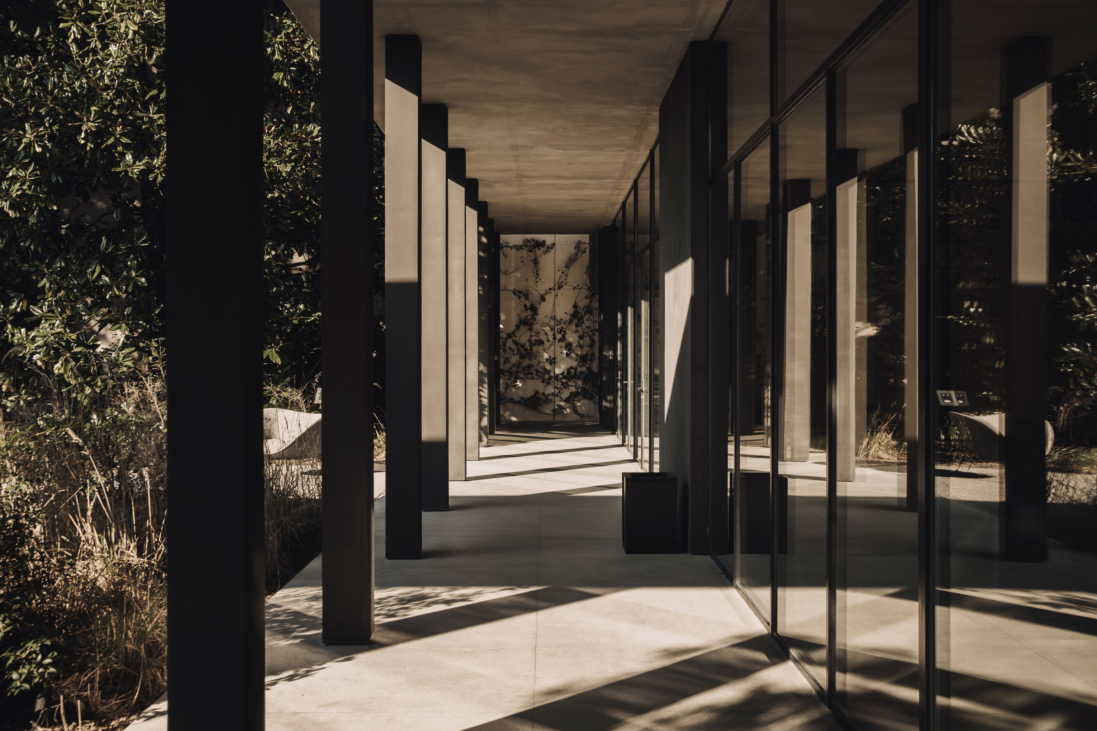 Perenni exhibition curated by Kalpa Art galleries hosted in the Molteni&#038;C Pavilion in Giussano whose surfaces are finished with MATTEOBRIONI clays. Fine-grained clay finishing plaster TerraVista Smooth Panna, Pepe Nero and Polvere for the Pavilion's interiors and TerraTon Wall Smooth Pepe Nero and Polvere finishing plaster based on natural pozzolans clay, cement and fine-grained mineral binders for its exteriors. Pavilion design by Vincent Van Duysen. Art Works by Federico Gori, Yoshimi Futamura and Marc Ricourt. Photography: Daniel Civetta