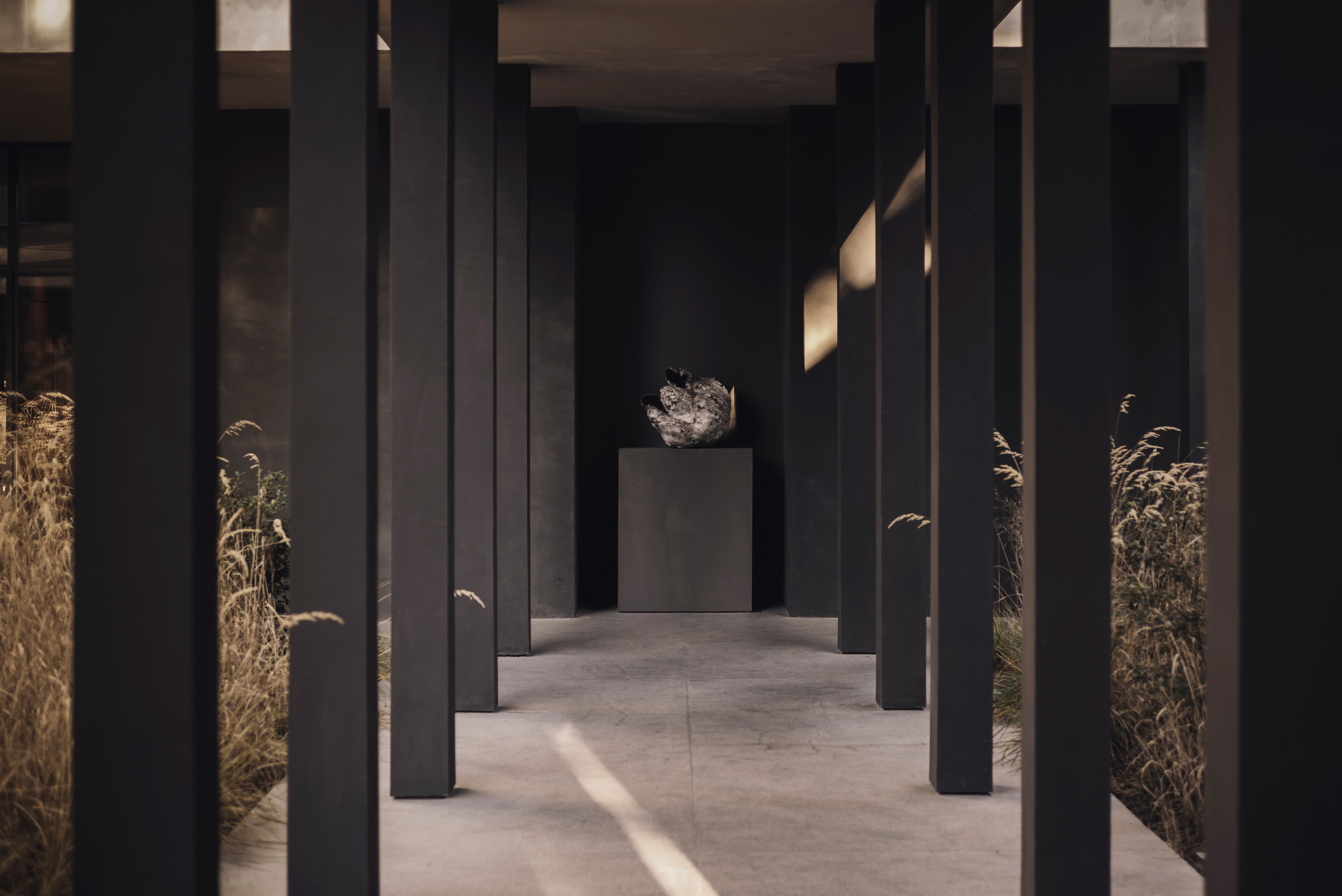 Perenni exhibition curated by Kalpa Art galleries hosted in the Molteni&#038;C Pavilion in Giussano whose surfaces are finished with MATTEOBRIONI clays. Fine-grained clay finishing plaster TerraVista Smooth Panna, Pepe Nero and Polvere for the Pavilion's interiors and TerraTon Wall Smooth Pepe Nero and Polvere finishing plaster based on natural pozzolans clay, cement and fine-grained mineral binders for its exteriors. Pavilion design by Vincent Van Duysen. Art Works by Federico Gori, Yoshimi Futamura and Marc Ricourt. Photography: Daniel Civetta