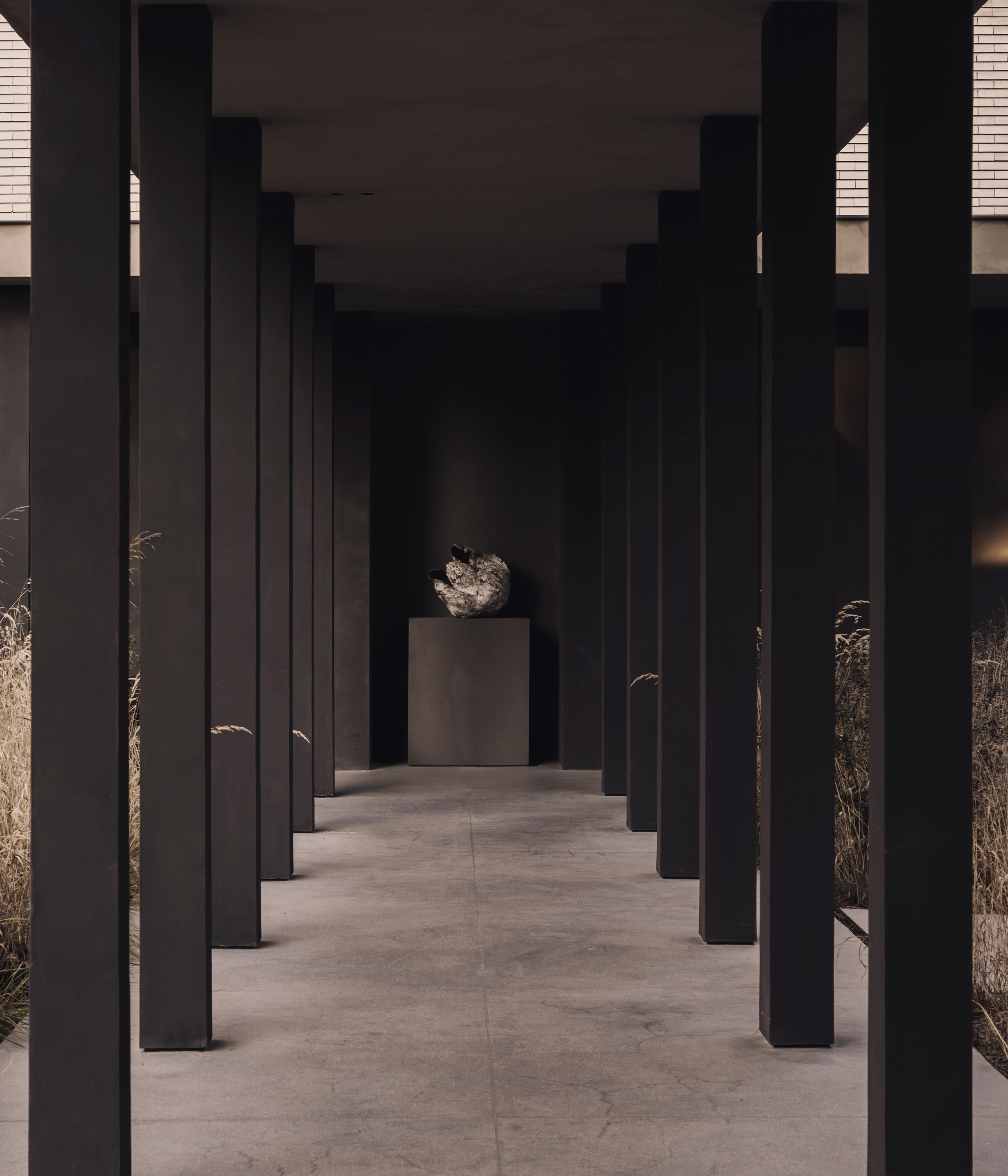 Perenni exhibition curated by Kalpa Art galleries hosted in the Molteni&#038;C Pavilion in Giussano whose surfaces are finished with MATTEOBRIONI clays. Fine-grained clay finishing plaster TerraVista Smooth Panna, Pepe Nero and Polvere for the Pavilion's interiors and TerraTon Wall Smooth Pepe Nero and Polvere finishing plaster based on natural pozzolans clay, cement and fine-grained mineral binders for its exteriors. Pavilion design by Vincent Van Duysen. Art Works by Federico Gori, Yoshimi Futamura and Marc Ricourt. Photography: Daniel Civetta