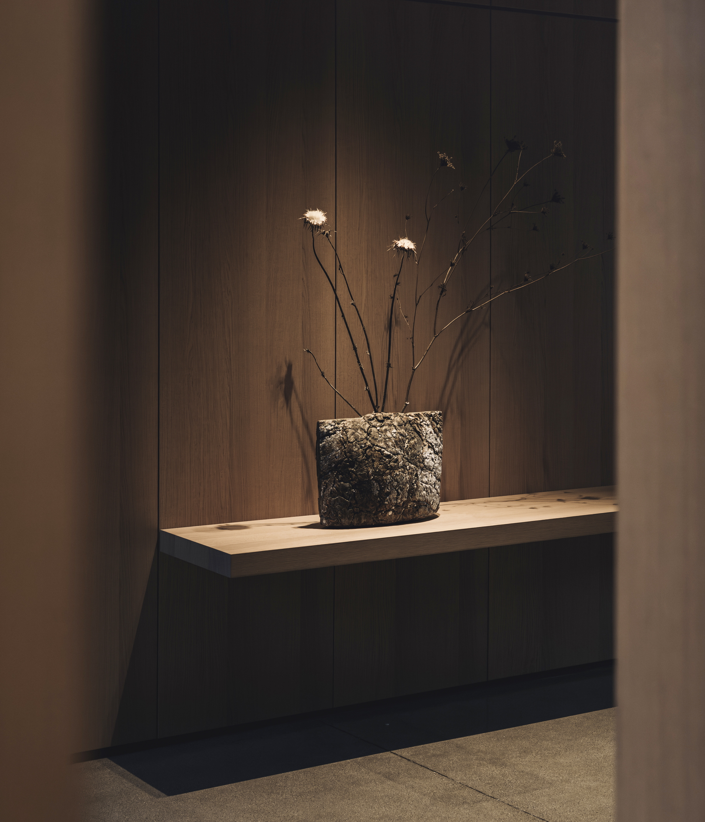 Perenni exhibition curated by Kalpa Art galleries hosted in the Molteni&#038;C Pavilion in Giussano whose surfaces are finished with MATTEOBRIONI clays. Fine-grained clay finishing plaster TerraVista Smooth Panna, Pepe Nero and Polvere for the Pavilion's interiors and TerraTon Wall Smooth Pepe Nero and Polvere finishing plaster based on natural pozzolans clay, cement and fine-grained mineral binders for its exteriors. Pavilion design by Vincent Van Duysen. Art Works by Federico Gori, Yoshimi Futamura and Marc Ricourt. Photography: Daniel Civetta