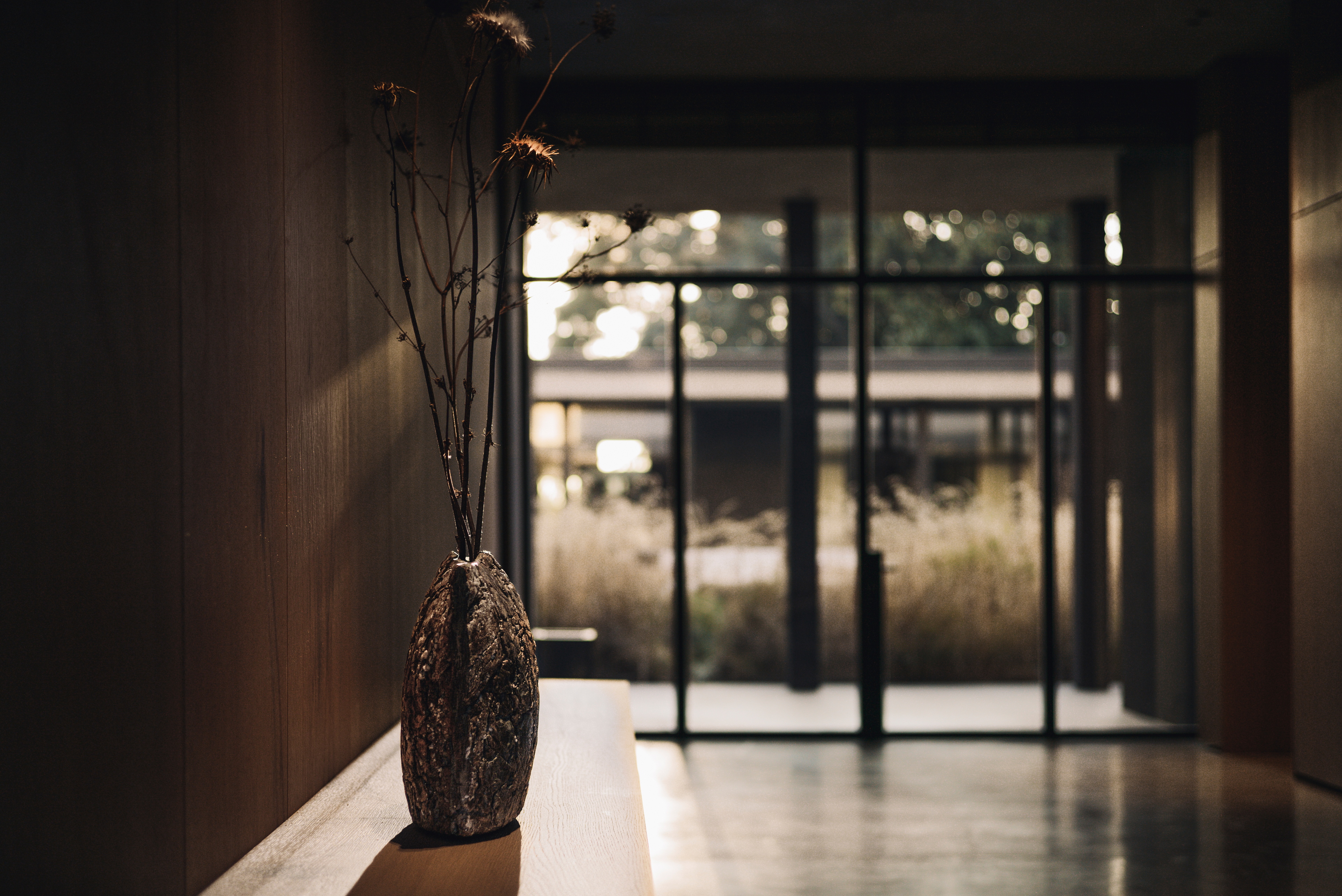 Perenni exhibition curated by Kalpa Art galleries hosted in the Molteni&#038;C Pavilion in Giussano whose surfaces are finished with MATTEOBRIONI clays. Fine-grained clay finishing plaster TerraVista Smooth Panna, Pepe Nero and Polvere for the Pavilion's interiors and TerraTon Wall Smooth Pepe Nero and Polvere finishing plaster based on natural pozzolans clay, cement and fine-grained mineral binders for its exteriors. Pavilion design by Vincent Van Duysen. Art Works by Federico Gori, Yoshimi Futamura and Marc Ricourt. Photography: Daniel Civetta