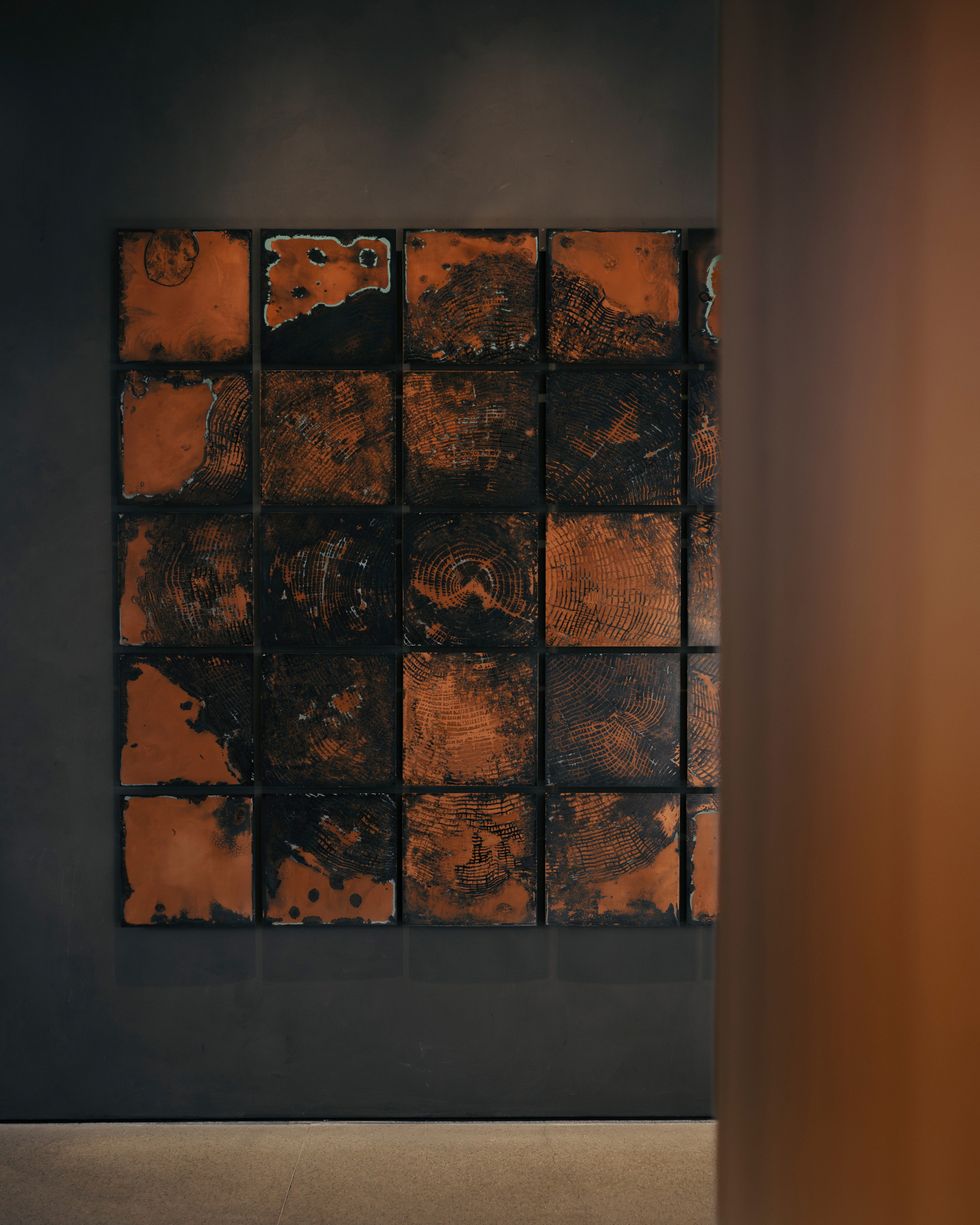 La mostra Perenni, curata dalle gallerie Kalpa Art, è ospitata nel Padiglione Molteni&#038;C di Giussano le cui superfici sono rifinite con le argille MATTEOBRIONI. L'intonaco di finitura in argilla fine TerraVista Liscio Panna, Pepe Nero e Polvere per gli interni del Padiglione e l'intonaco di finitura TerraTon Wall Liscio Pepe Nero e Polvere a base di argilla pozzolana naturale, cemento e leganti minerali a grana fine per gli esterni. Progetto del padiglione di Vincent Van Duysen. Opere d'arte di Federico Gori, Yoshimi Futamura e Marc Ricourt. Fotografia: Daniel Civetta