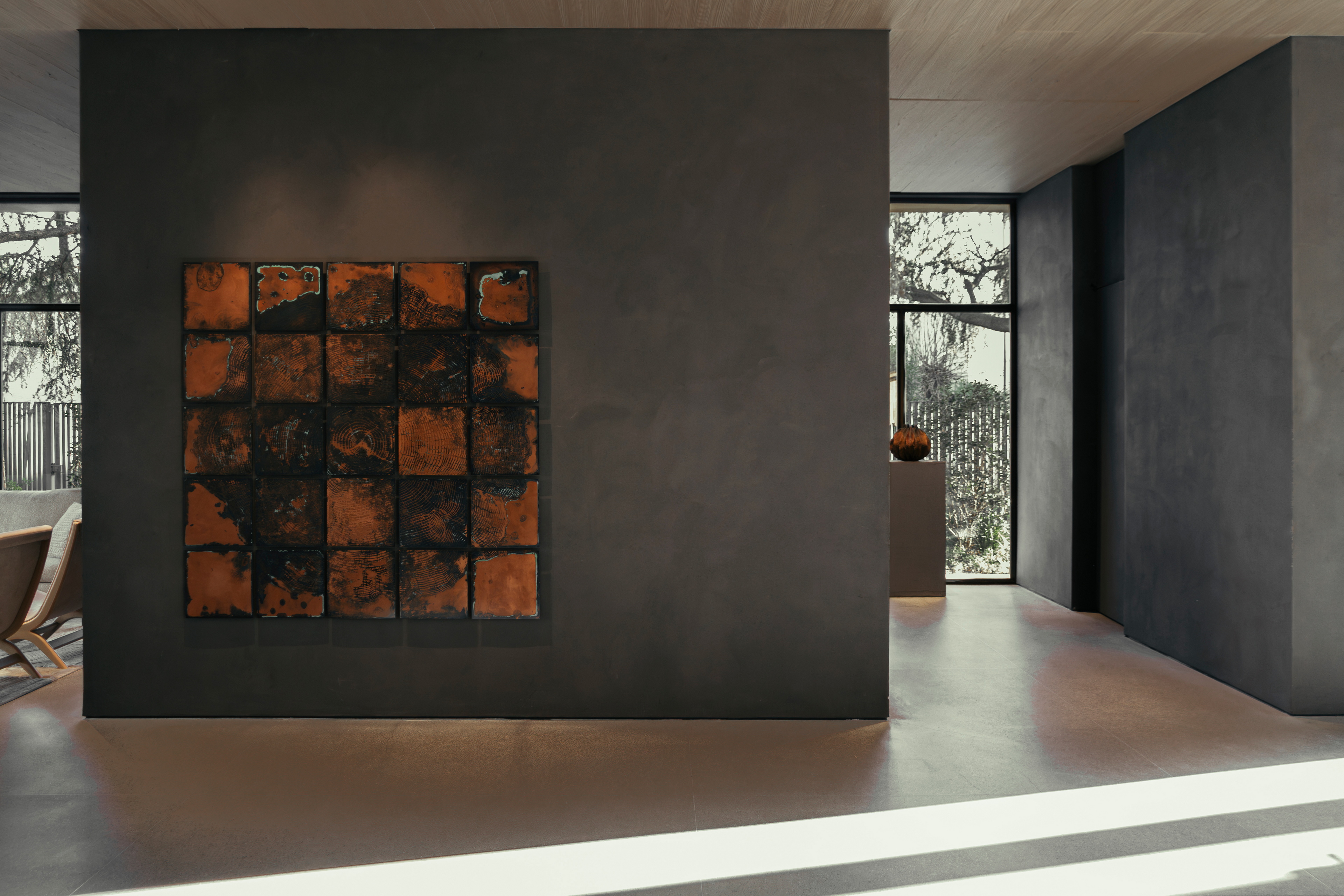 La mostra Perenni, curata dalle gallerie Kalpa Art, è ospitata nel Padiglione Molteni&#038;C di Giussano le cui superfici sono rifinite con le argille MATTEOBRIONI. L'intonaco di finitura in argilla fine TerraVista Liscio Panna, Pepe Nero e Polvere per gli interni del Padiglione e l'intonaco di finitura TerraTon Wall Liscio Pepe Nero e Polvere a base di argilla pozzolana naturale, cemento e leganti minerali a grana fine per gli esterni. Progetto del padiglione di Vincent Van Duysen. Opere d'arte di Federico Gori, Yoshimi Futamura e Marc Ricourt. Fotografia: Daniel Civetta