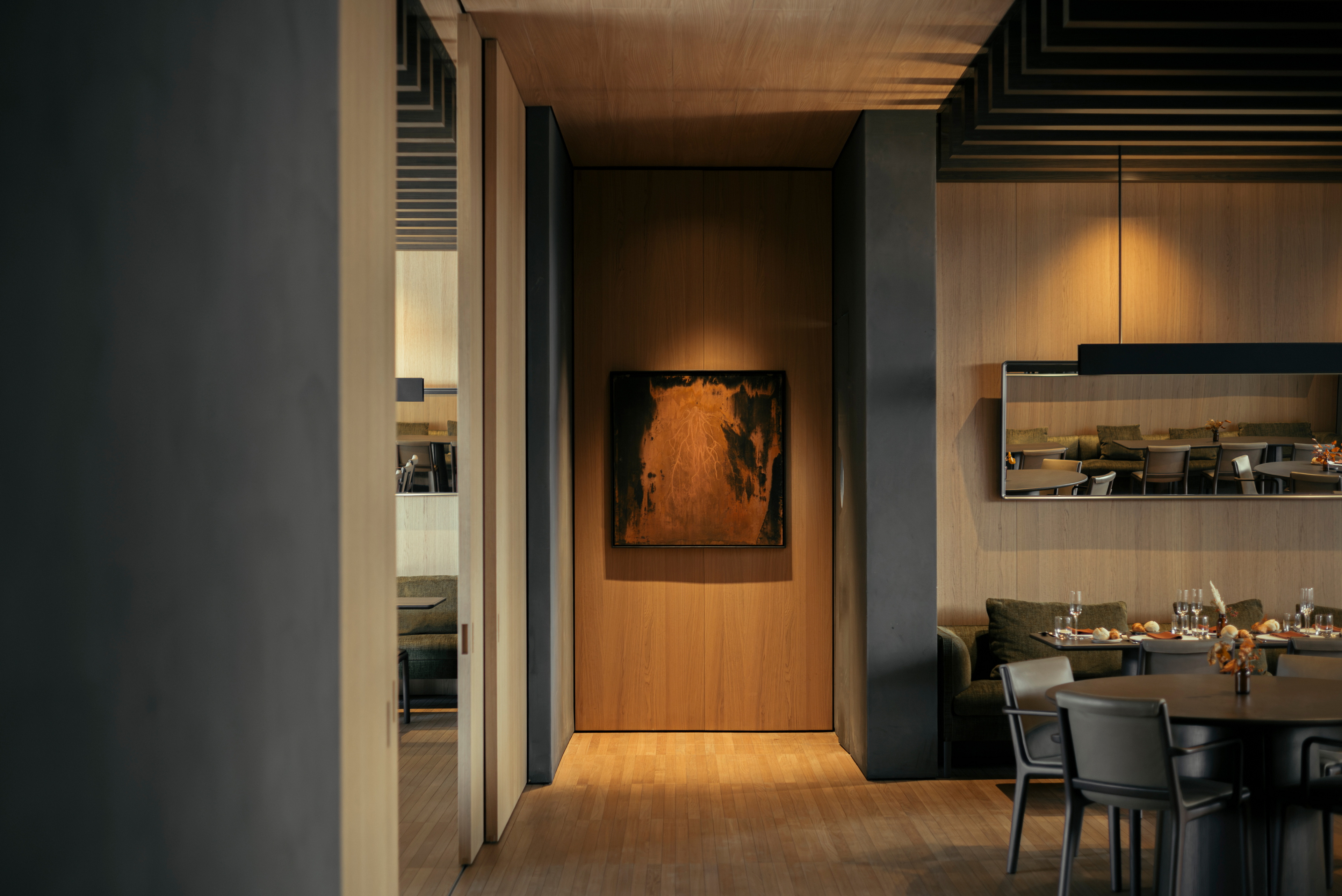 La mostra Perenni, curata dalle gallerie Kalpa Art, è ospitata nel Padiglione Molteni&#038;C di Giussano le cui superfici sono rifinite con le argille MATTEOBRIONI. L'intonaco di finitura in argilla fine TerraVista Liscio Panna, Pepe Nero e Polvere per gli interni del Padiglione e l'intonaco di finitura TerraTon Wall Liscio Pepe Nero e Polvere a base di argilla pozzolana naturale, cemento e leganti minerali a grana fine per gli esterni. Progetto del padiglione di Vincent Van Duysen. Opere d'arte di Federico Gori, Yoshimi Futamura e Marc Ricourt. Fotografia: Daniel Civetta