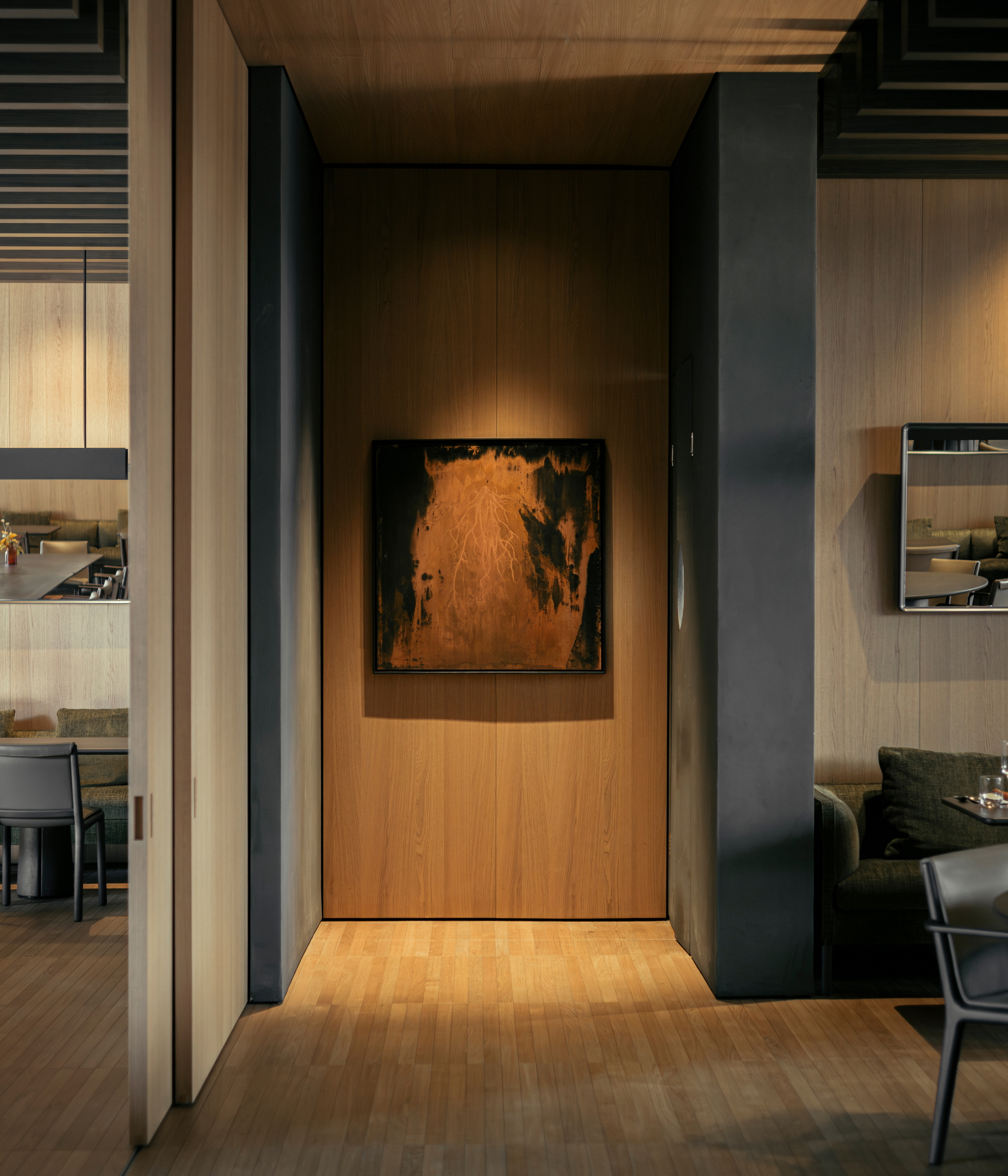 La mostra Perenni, curata dalle gallerie Kalpa Art, è ospitata nel Padiglione Molteni&#038;C di Giussano le cui superfici sono rifinite con le argille MATTEOBRIONI. L'intonaco di finitura in argilla fine TerraVista Liscio Panna, Pepe Nero e Polvere per gli interni del Padiglione e l'intonaco di finitura TerraTon Wall Liscio Pepe Nero e Polvere a base di argilla pozzolana naturale, cemento e leganti minerali a grana fine per gli esterni. Progetto del padiglione di Vincent Van Duysen. Opere d'arte di Federico Gori, Yoshimi Futamura e Marc Ricourt. Fotografia: Daniel Civetta