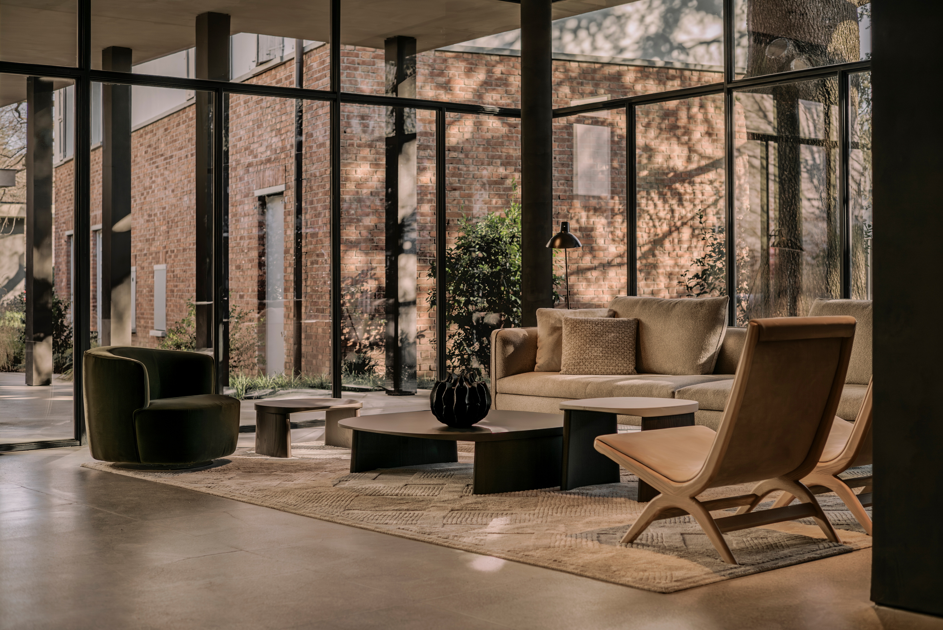 La mostra Perenni, curata dalle gallerie Kalpa Art, è ospitata nel Padiglione Molteni&#038;C di Giussano le cui superfici sono rifinite con le argille MATTEOBRIONI. L'intonaco di finitura in argilla fine TerraVista Liscio Panna, Pepe Nero e Polvere per gli interni del Padiglione e l'intonaco di finitura TerraTon Wall Liscio Pepe Nero e Polvere a base di argilla pozzolana naturale, cemento e leganti minerali a grana fine per gli esterni. Progetto del padiglione di Vincent Van Duysen. Opere d'arte di Federico Gori, Yoshimi Futamura e Marc Ricourt. Fotografia: Daniel Civetta