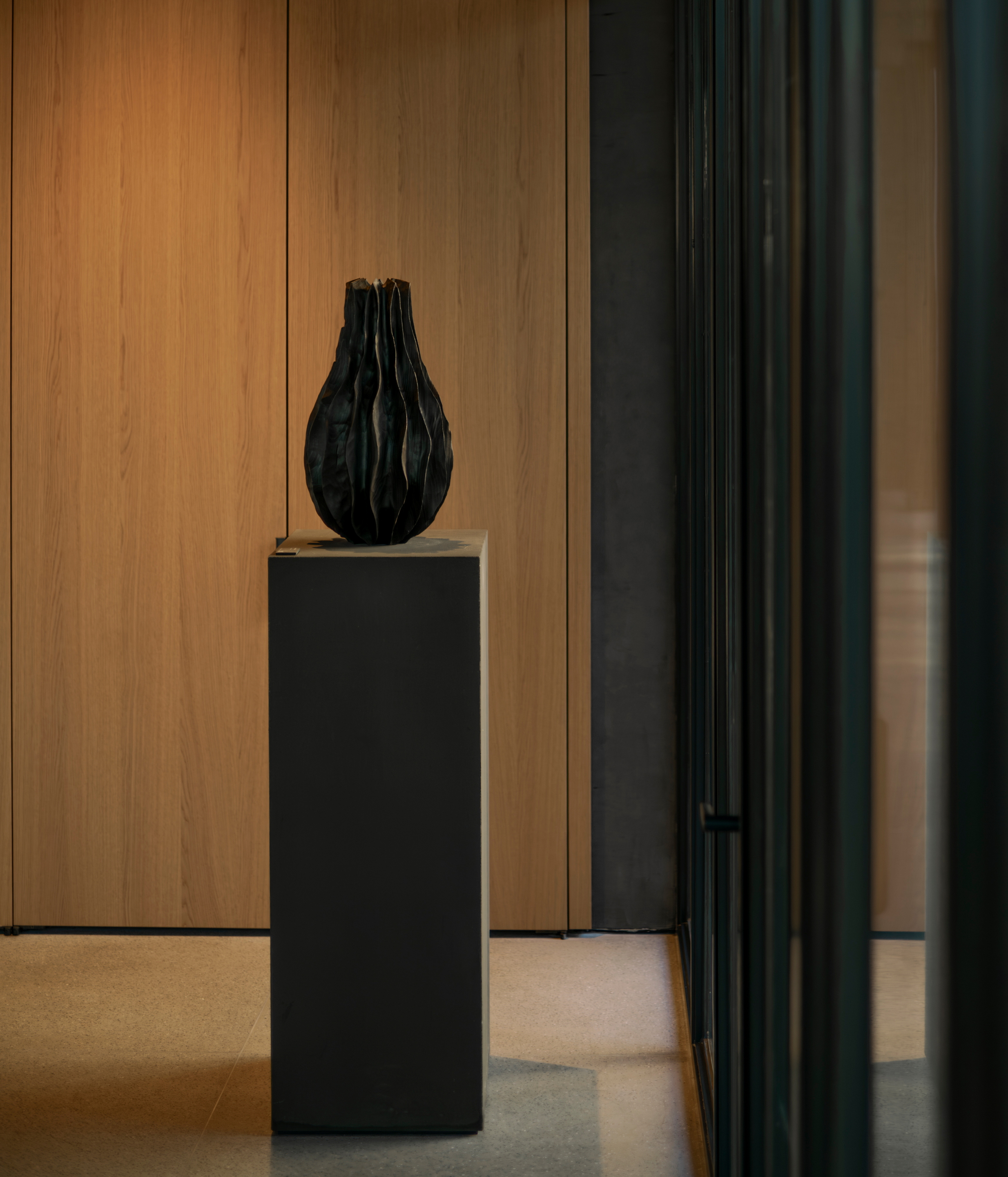 La mostra Perenni, curata dalle gallerie Kalpa Art, è ospitata nel Padiglione Molteni&#038;C di Giussano le cui superfici sono rifinite con le argille MATTEOBRIONI. L'intonaco di finitura in argilla fine TerraVista Liscio Panna, Pepe Nero e Polvere per gli interni del Padiglione e l'intonaco di finitura TerraTon Wall Liscio Pepe Nero e Polvere a base di argilla pozzolana naturale, cemento e leganti minerali a grana fine per gli esterni. Progetto del padiglione di Vincent Van Duysen. Opere d'arte di Federico Gori, Yoshimi Futamura e Marc Ricourt. Fotografia: Daniel Civetta